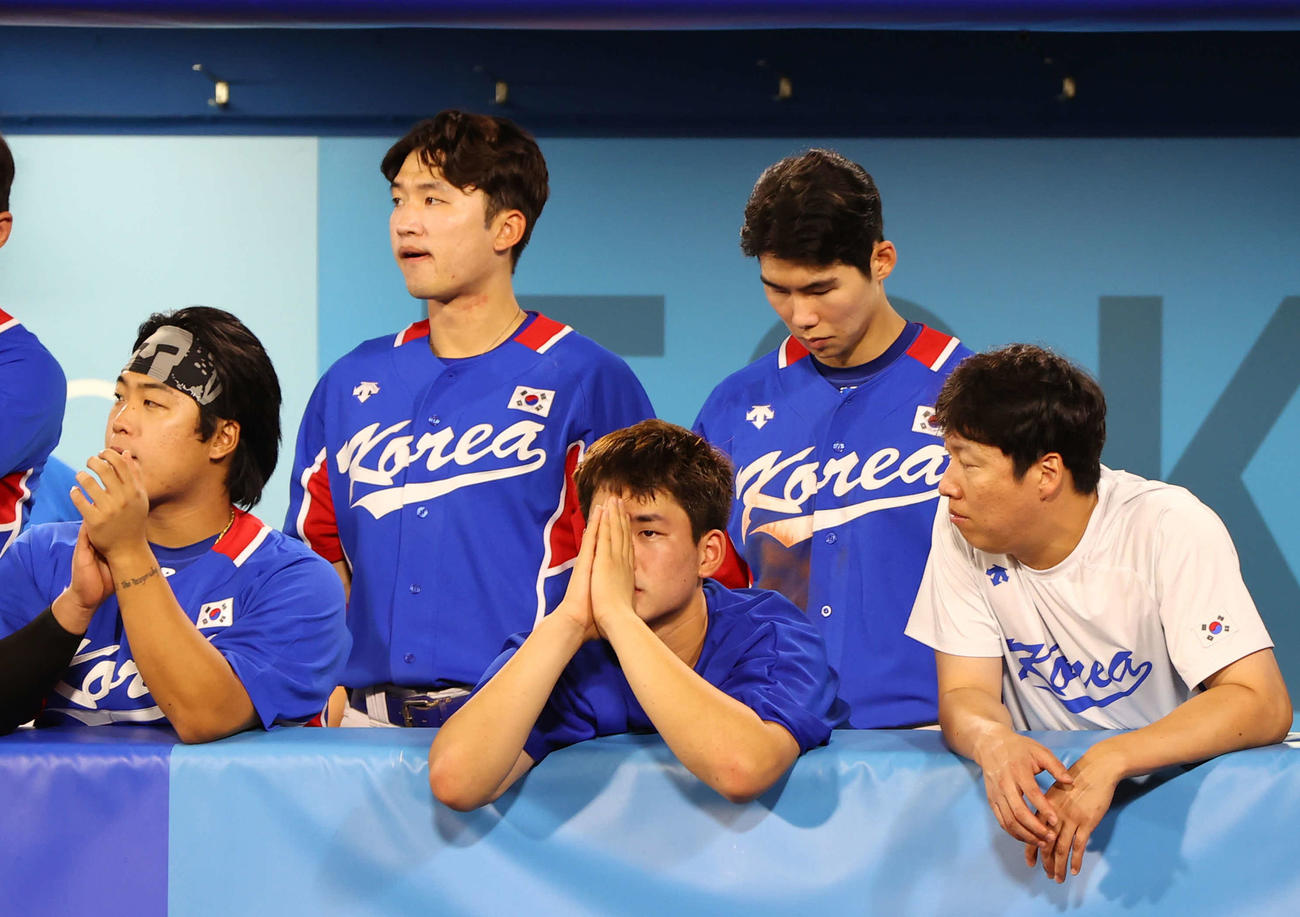 米国対韓国　決勝進出を逃して肩を落とす韓国の選手たち（ロイター）