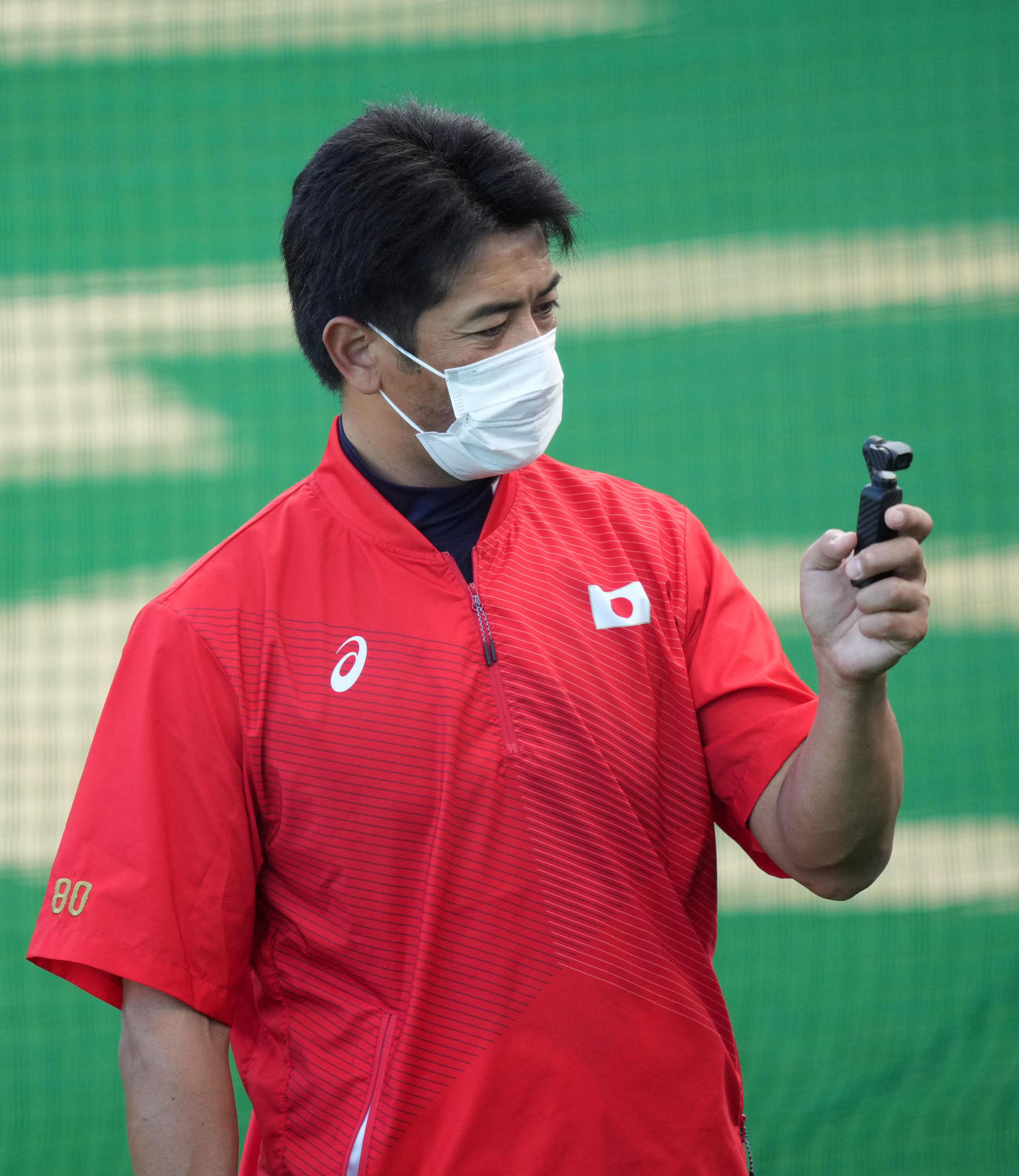 選手たちを撮影する稲葉監督（撮影・横山健太）