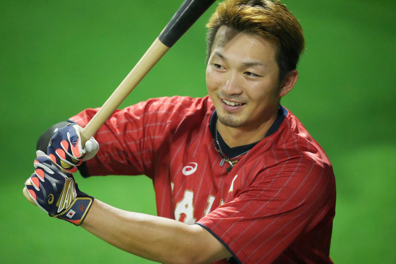 笑顔を見せる鈴木誠（撮影・横山健太）