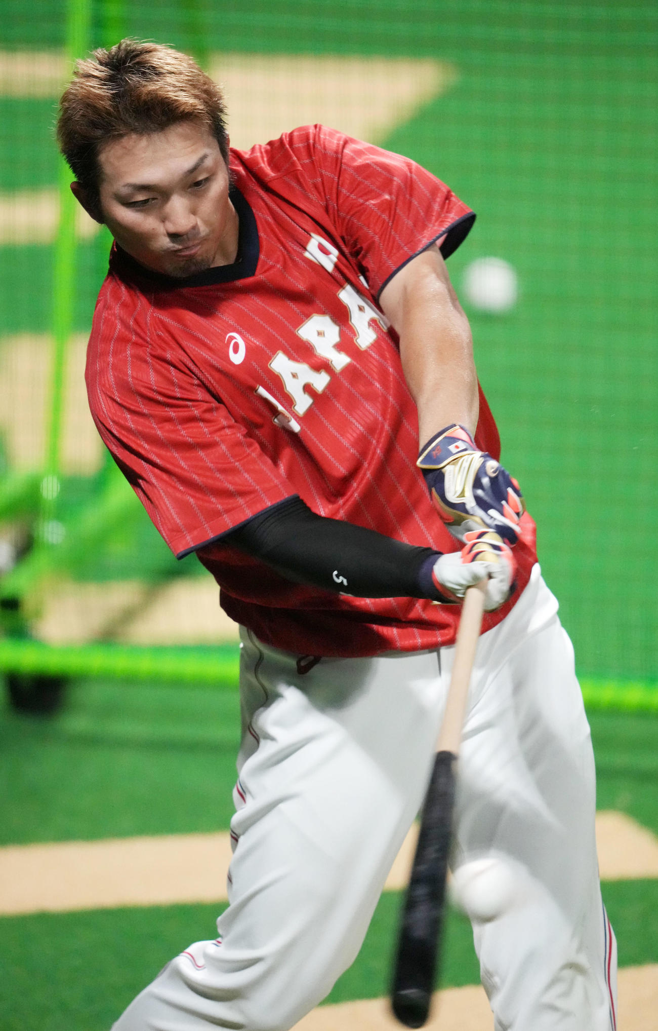 ロングティーで快音を響かせる鈴木誠（撮影・横山健太）