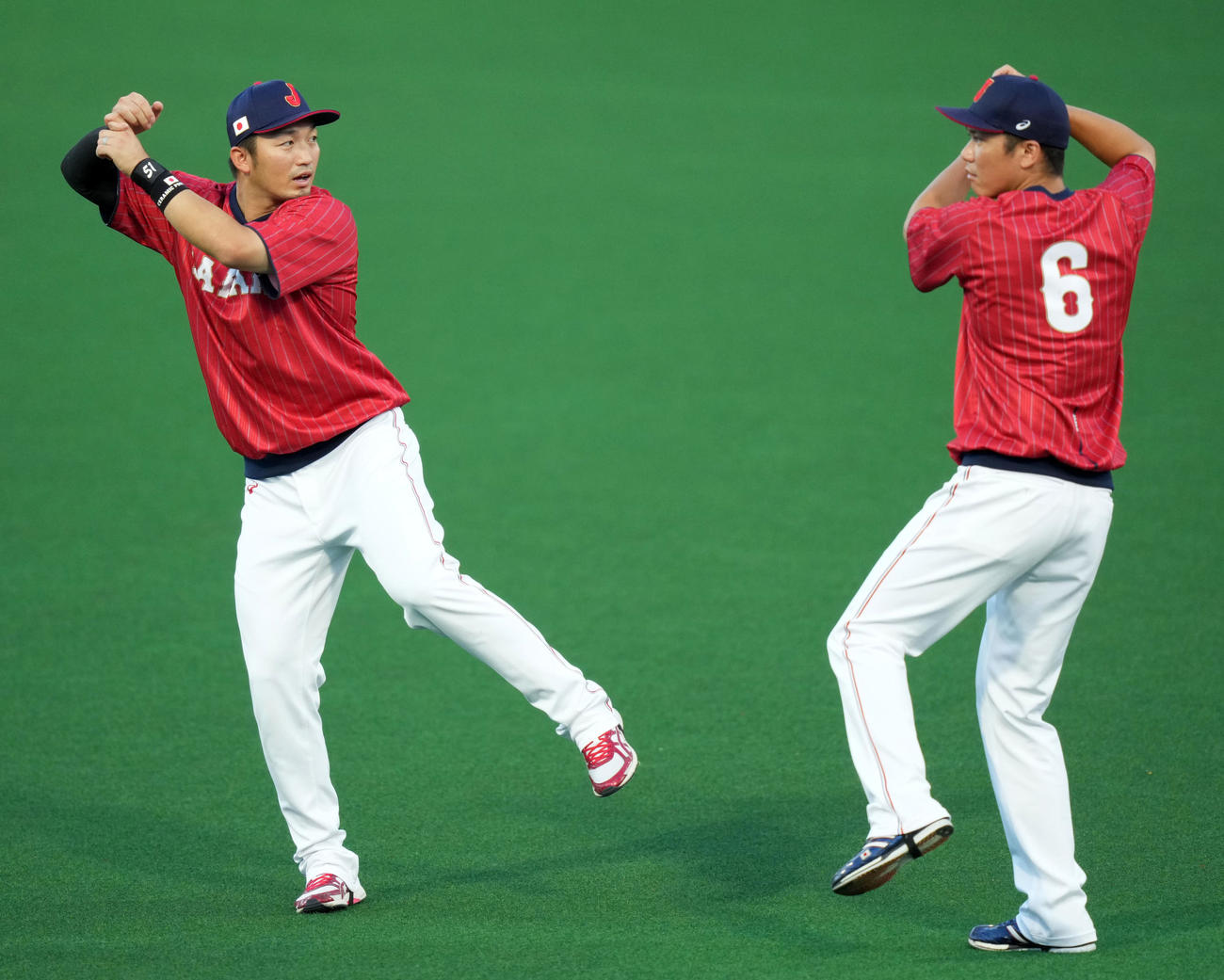 打撃の構えをしながら言葉を交わす鈴木誠（左）と坂本（撮影・横山健太）