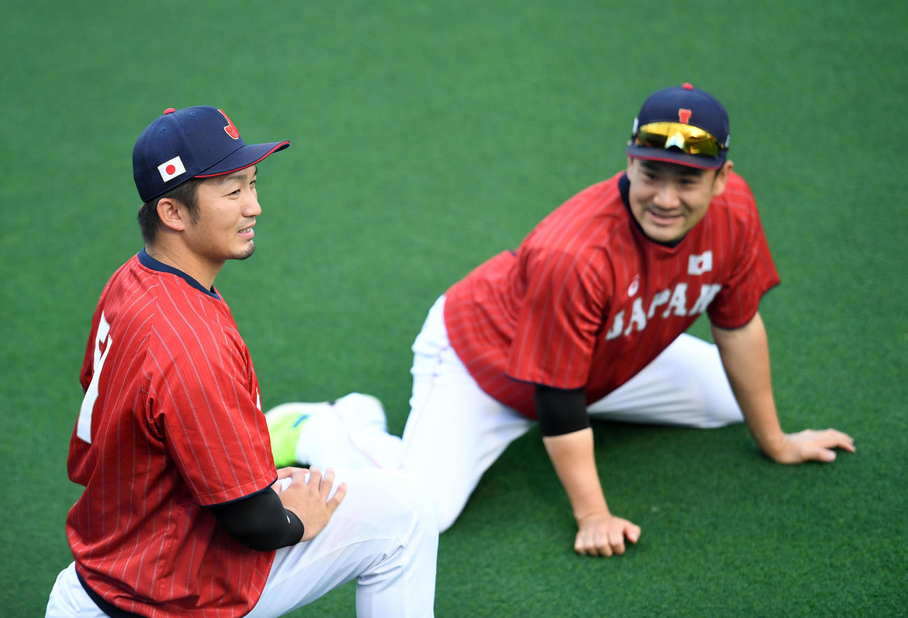 言葉を交わす田中将（右）と鈴木誠（撮影・横山健太）