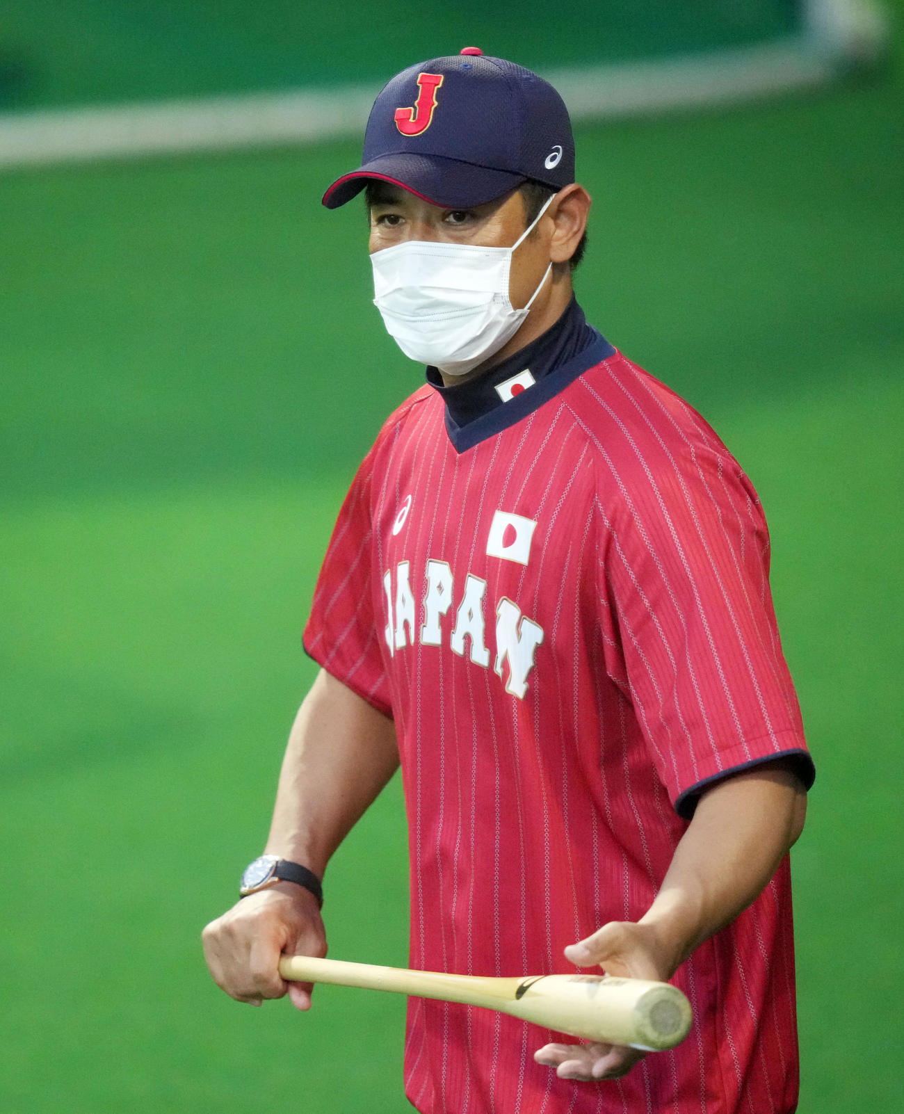 練習を見つめる稲葉監督（撮影・横山健太）