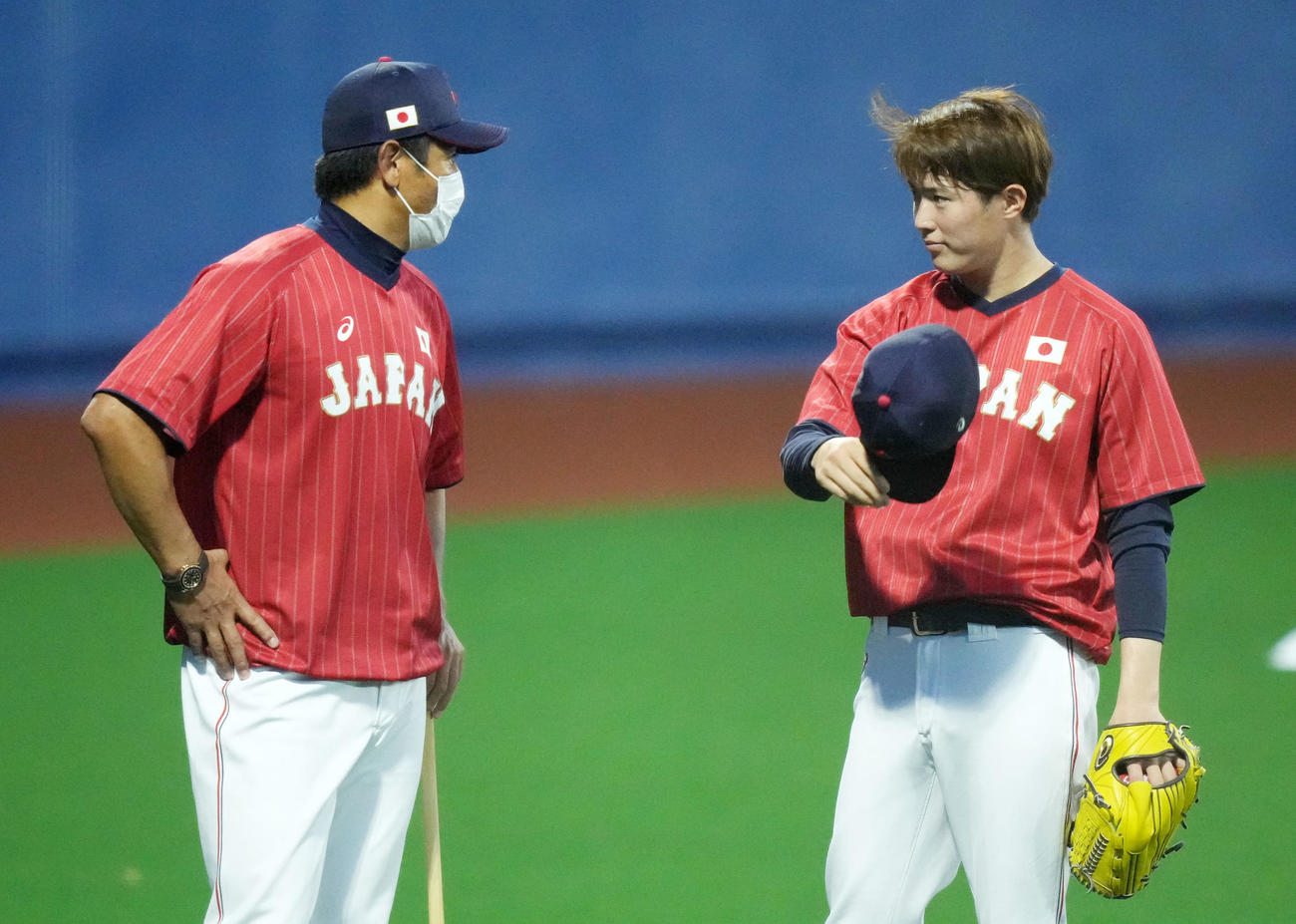 言葉を交わす稲葉監督（左）と森下（撮影・横山健太）