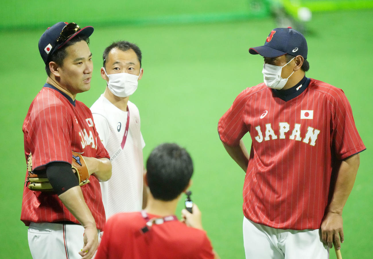 言葉を交わす田中将（左）と稲葉監督（右）（撮影・横山健太）