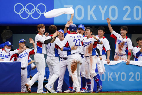 5回、得点を挙げ盛り上がる韓国ベンチ（AP）