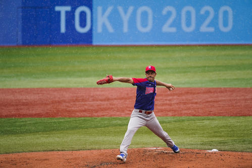 韓国戦で力投するドミニカ共和国先発のバルデス（AP）