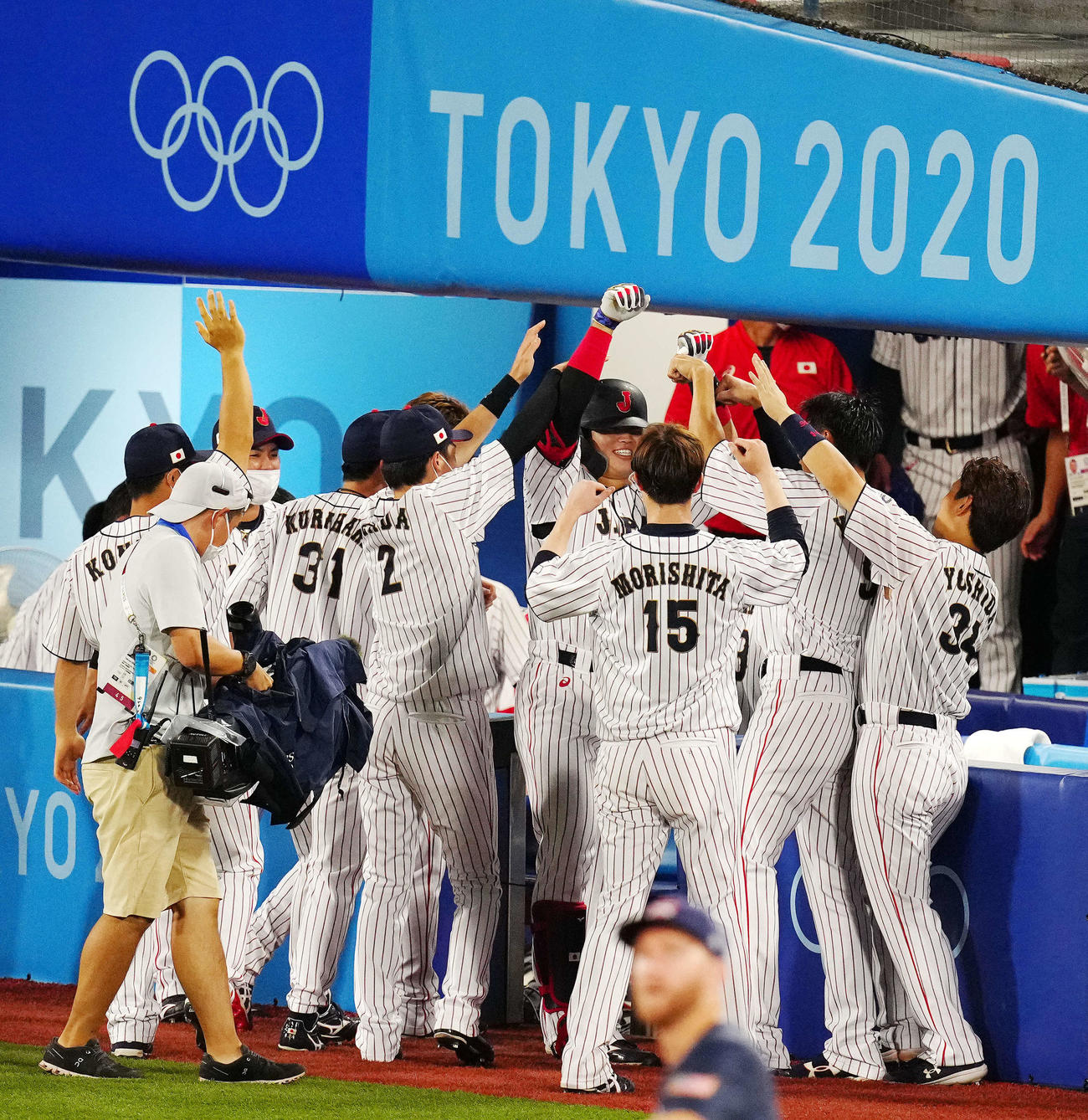 日本対米国　3回裏日本1死、先制ソロ本塁打を放ちナインから出迎えられる村上（中央）（撮影・江口和貴）