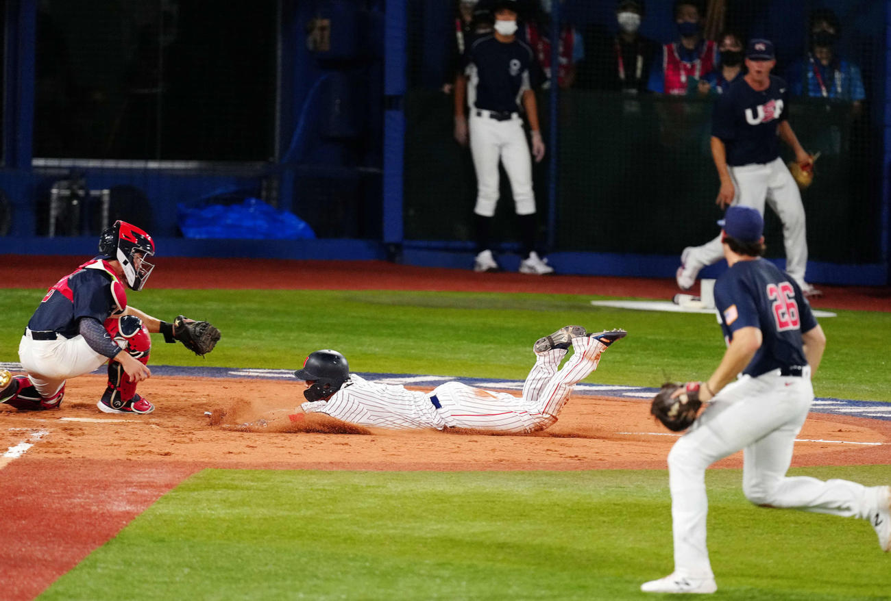 日本対米国　8回裏日本一死二塁、吉田正の中前打を処理した中堅手の悪送球で生還する山田（撮影・江口和貴）