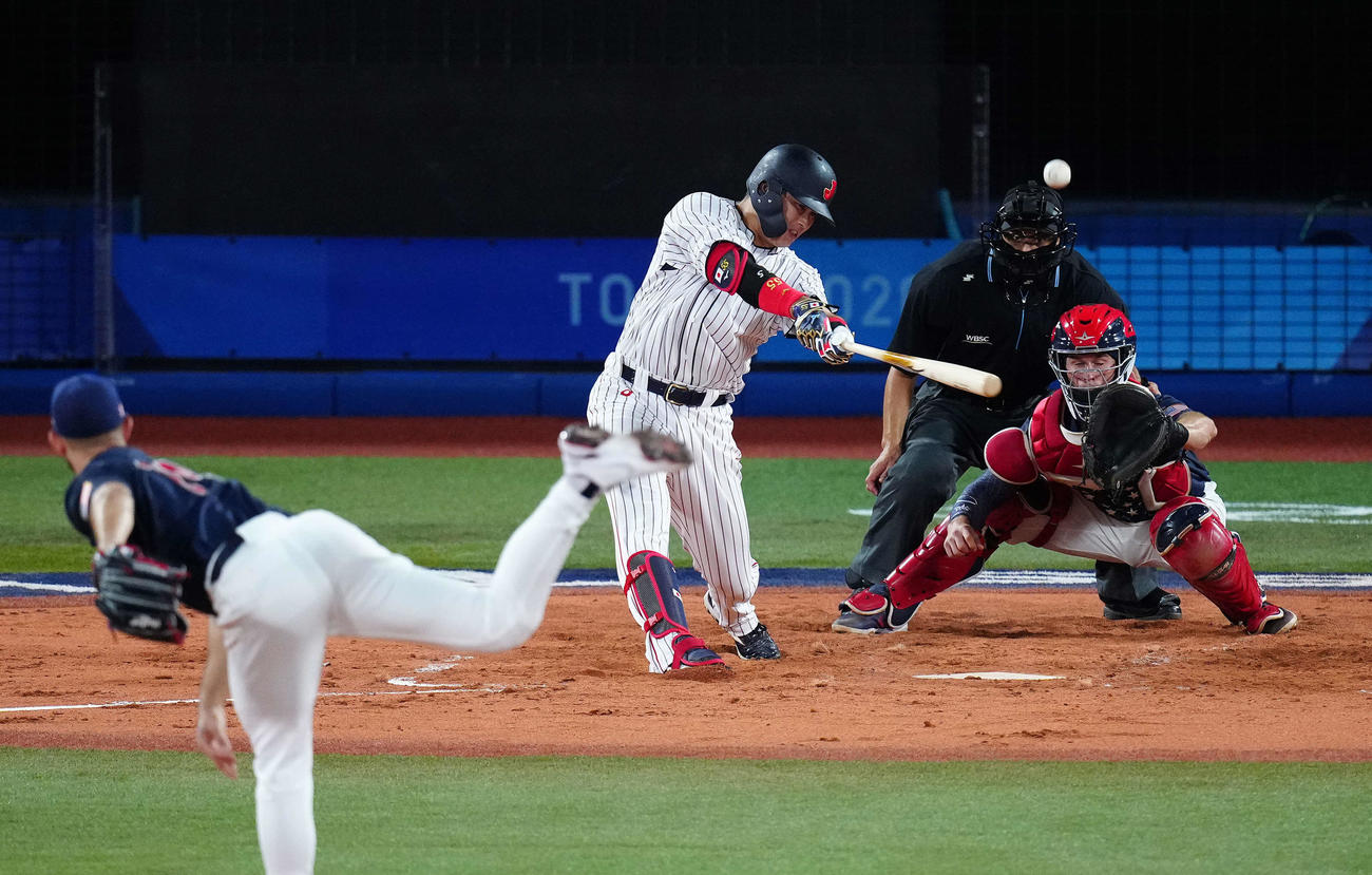 日本対米国　3回裏日本1死、中越え先制ソロ本塁打を放つ村上（撮影・江口和貴）