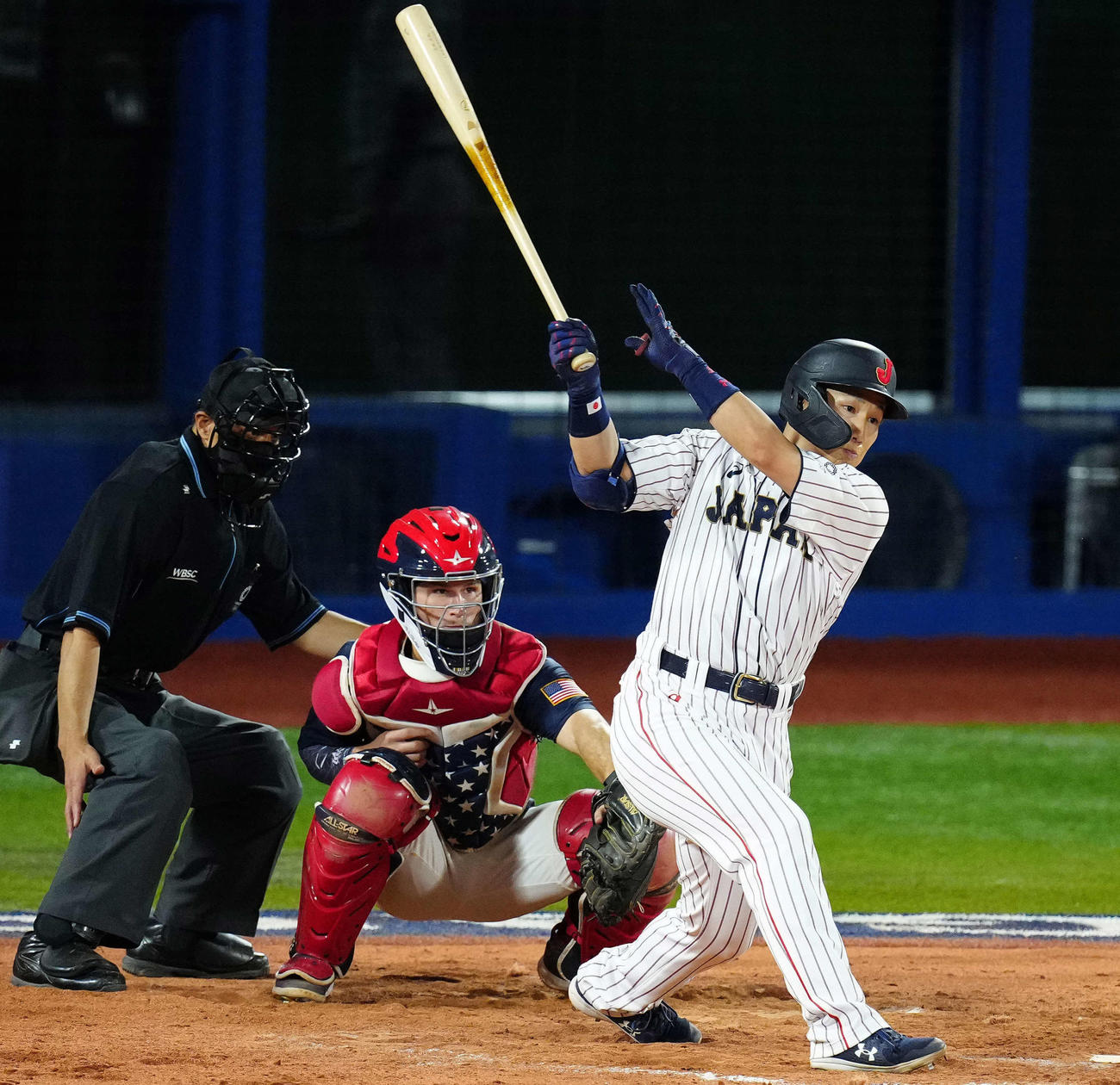 日本対米国　8回裏日本一死二塁、中前打を放つ吉田正（撮影・江口和貴）