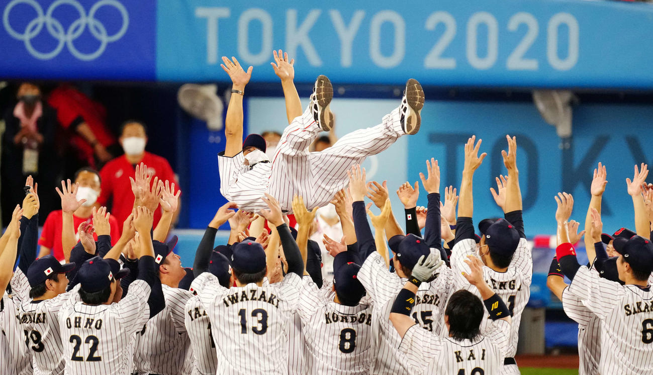 日本対米国　優勝を決め日本の選手たちに胴上げされる稲葉監督（撮影・江口和貴）