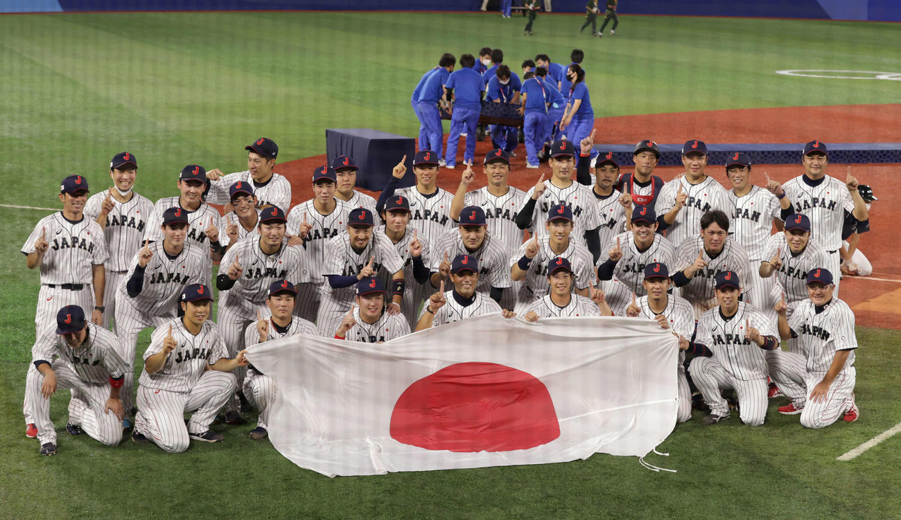 日本対米国　米国に勝利し金メダルを獲得した侍ジャパンは記念撮影に納まる（撮影・河野匠）