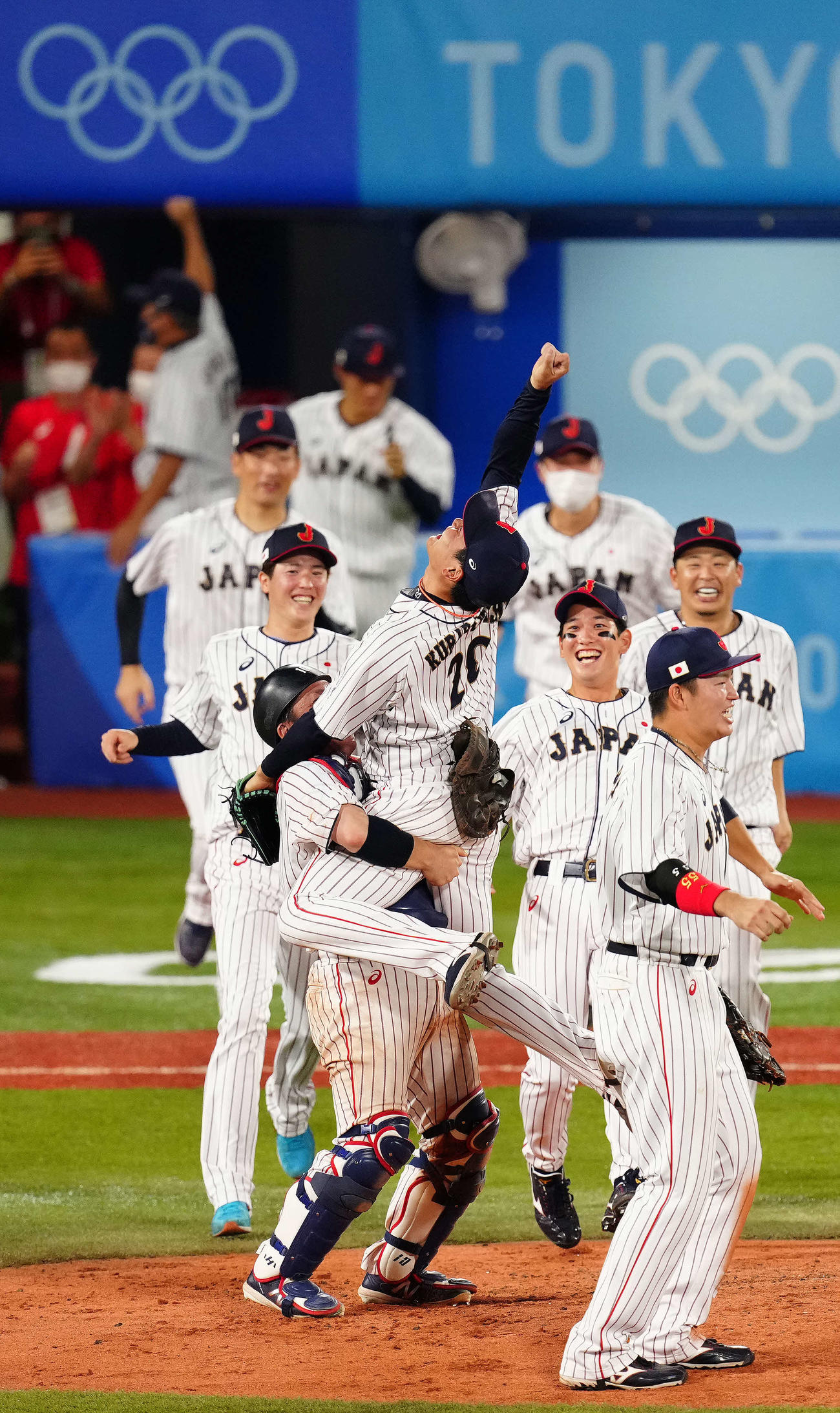 日本対米国　優勝を決め日本捕手甲斐（手前左）に持ち上げられる栗林（撮影・江口和貴）
