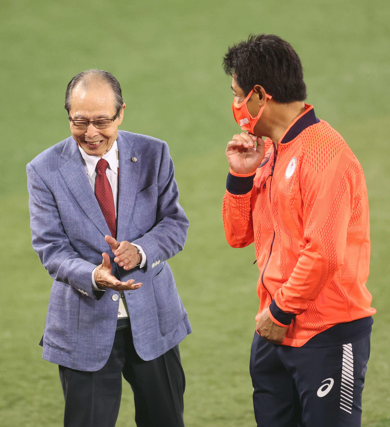 日本対米国　米国に勝利し金メダルを獲得した侍ジャパン稲葉監督（右）を祝福する王氏（撮影・河野匠）