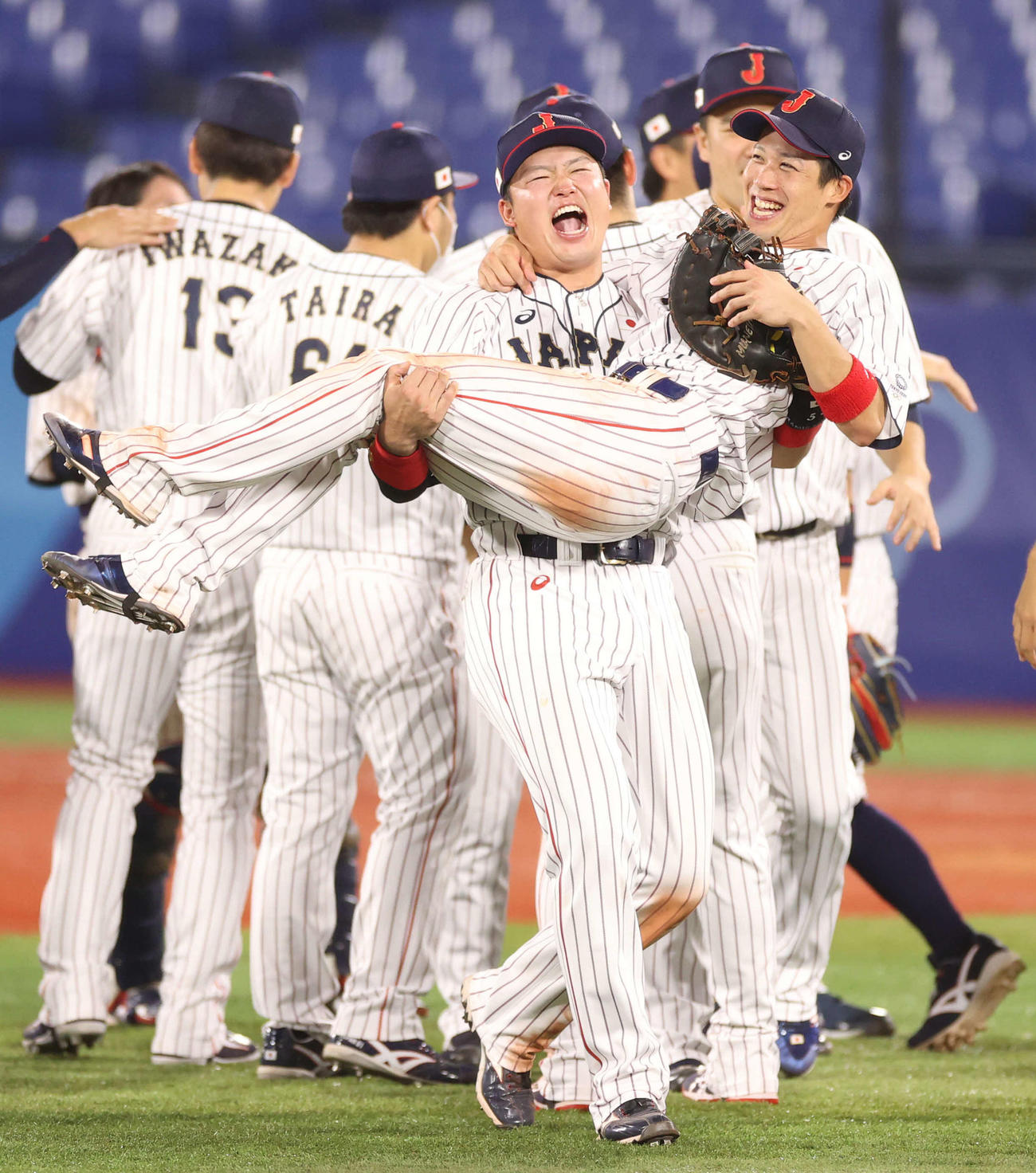 日本対米国　米国に勝利し山田（手前）を抱え上げて喜ぶ村上（撮影・河野匠）