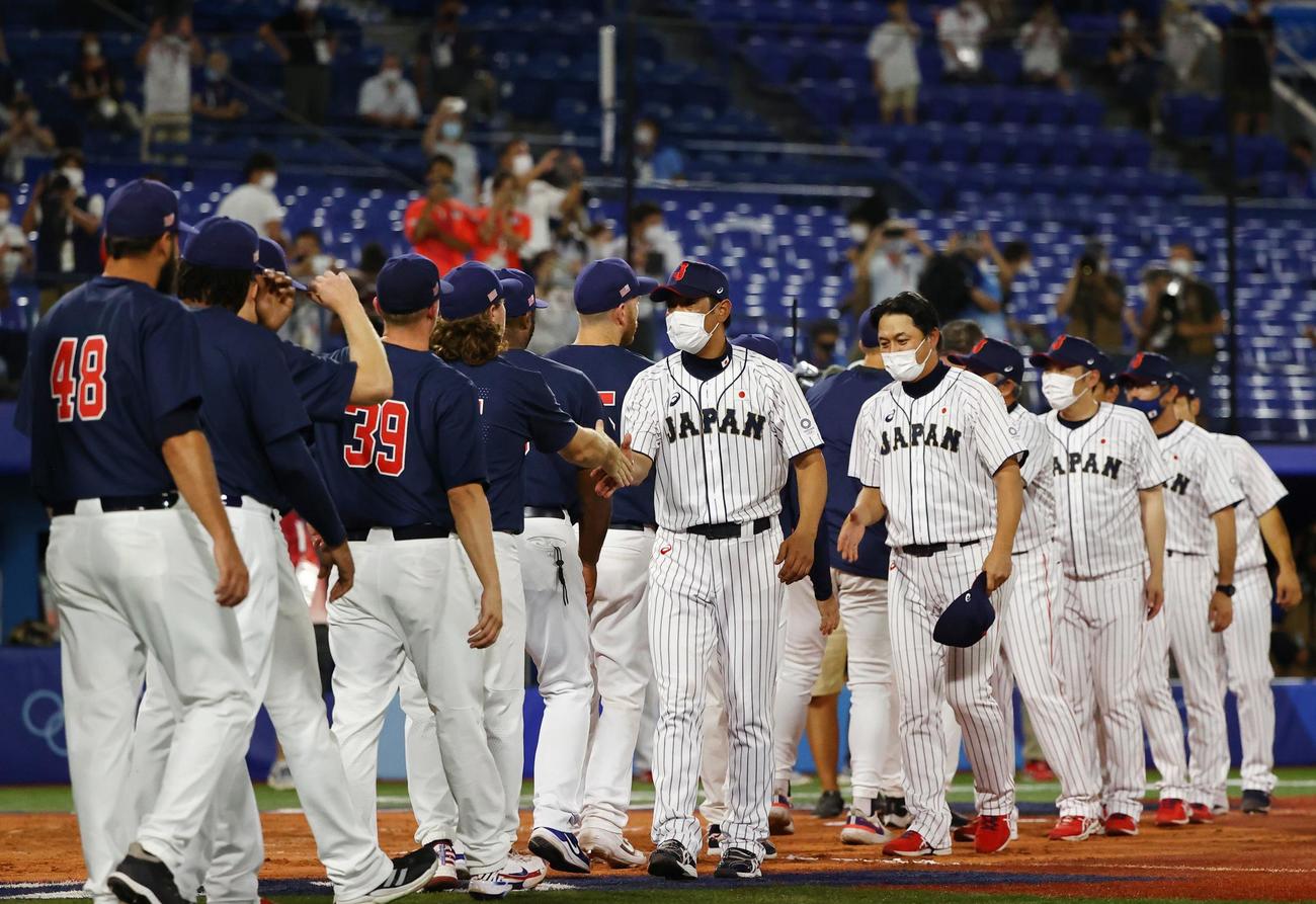 日本対米国　試合後、米国の選手たちと握手を交わす稲葉監督ら（ロイター）
