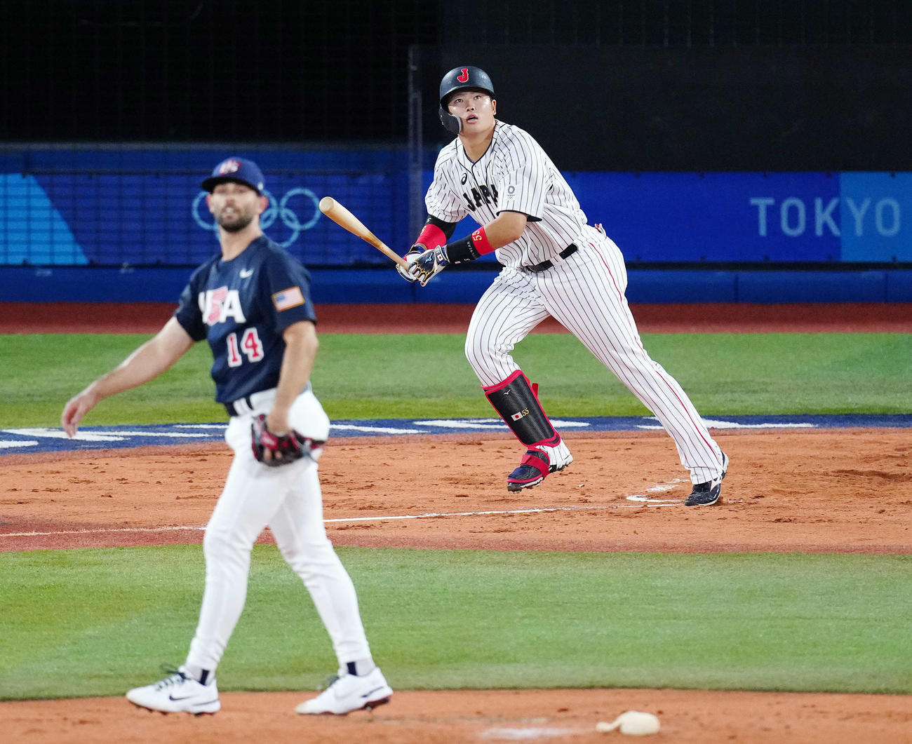 日本対米国　3回裏日本1死、マルティネス（左）から中越えに先制ソロ本塁打を放つ村上（撮影・江口和貴）