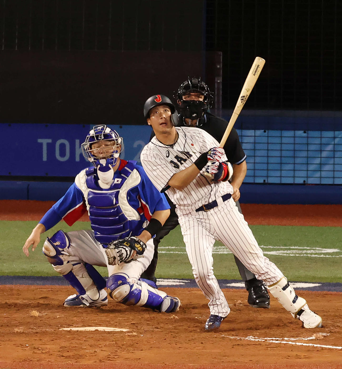 日本対韓国　8回裏日本2死満塁、勝ち越しの左越え3点適時二塁打を放つ山田（撮影・河野匠）