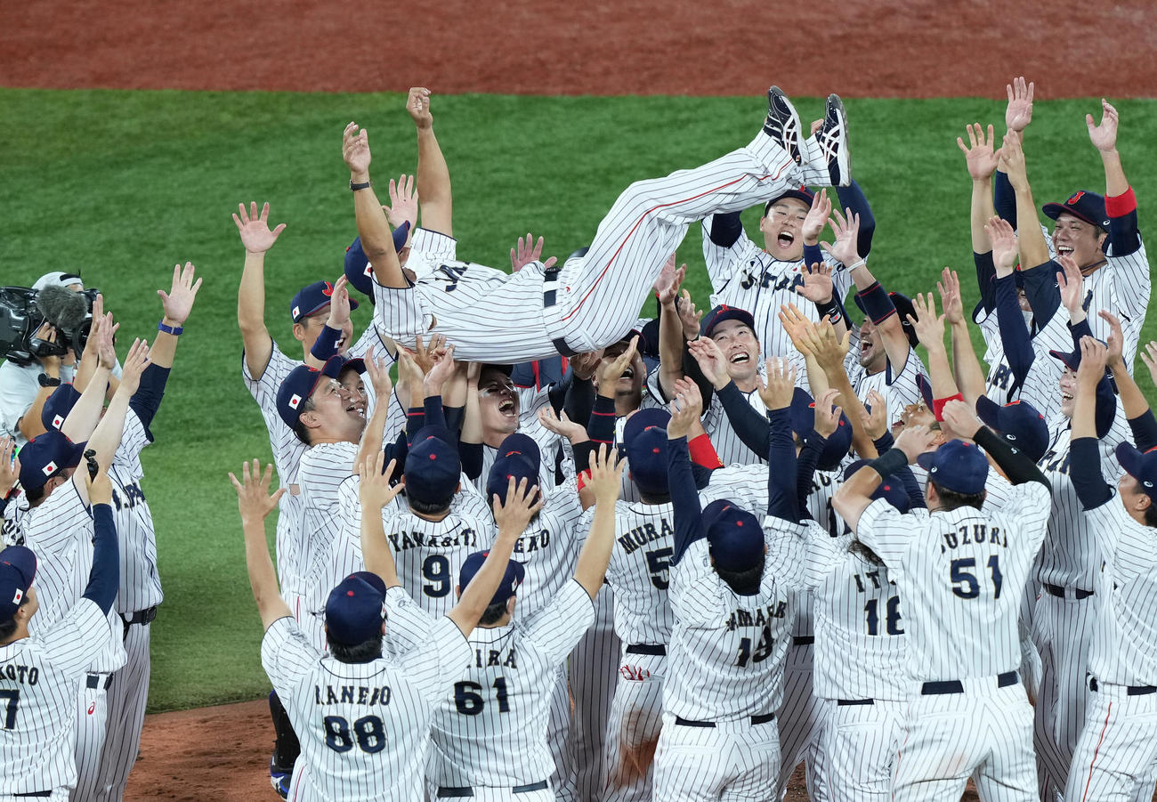 日本対米国　優勝し選手たちに胴上げされる稲葉監督