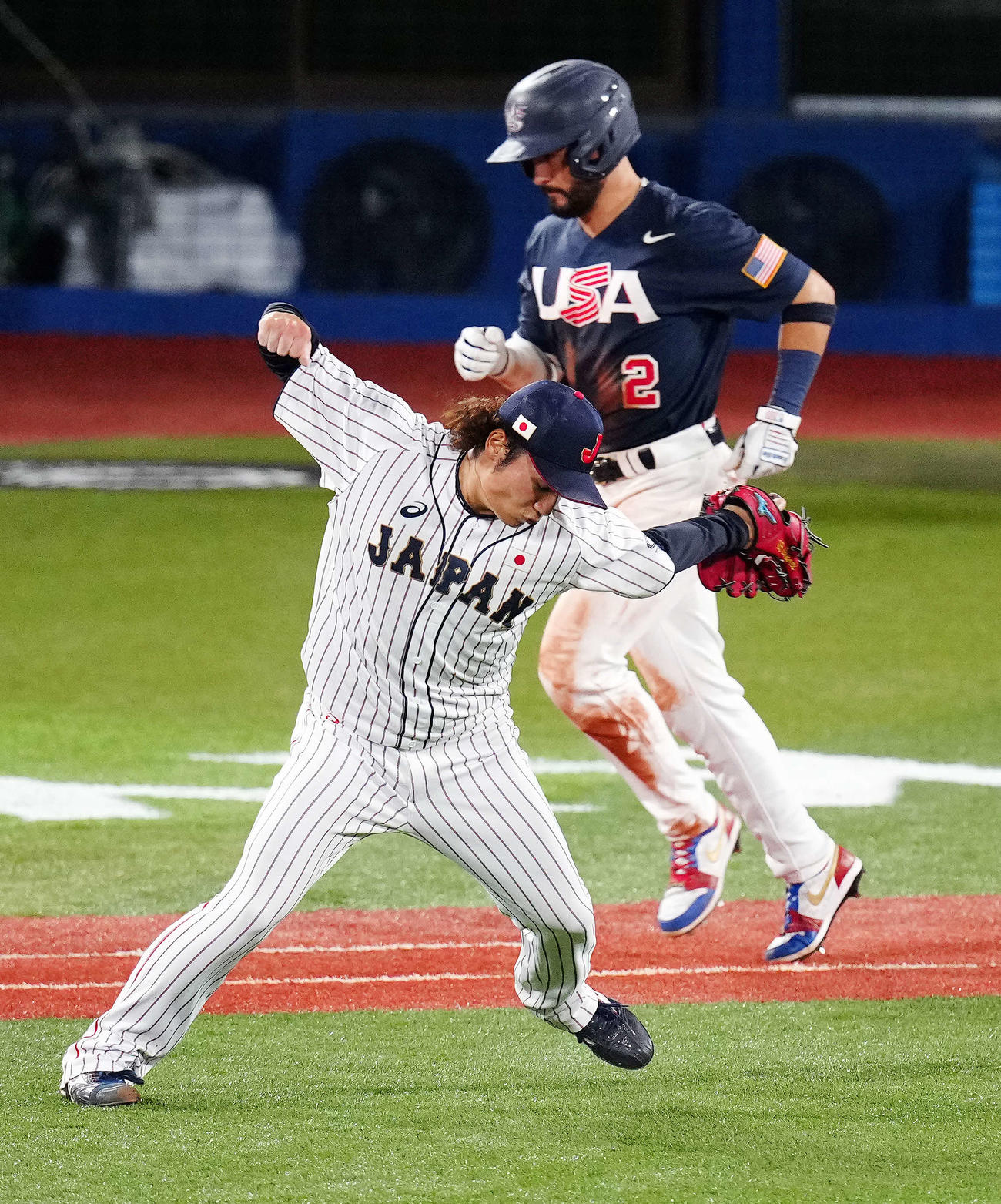 日本対米国　7回表米国2死三塁、アルバレスを一ゴロに仕留めガッツポーズする伊藤（撮影・江口和貴）