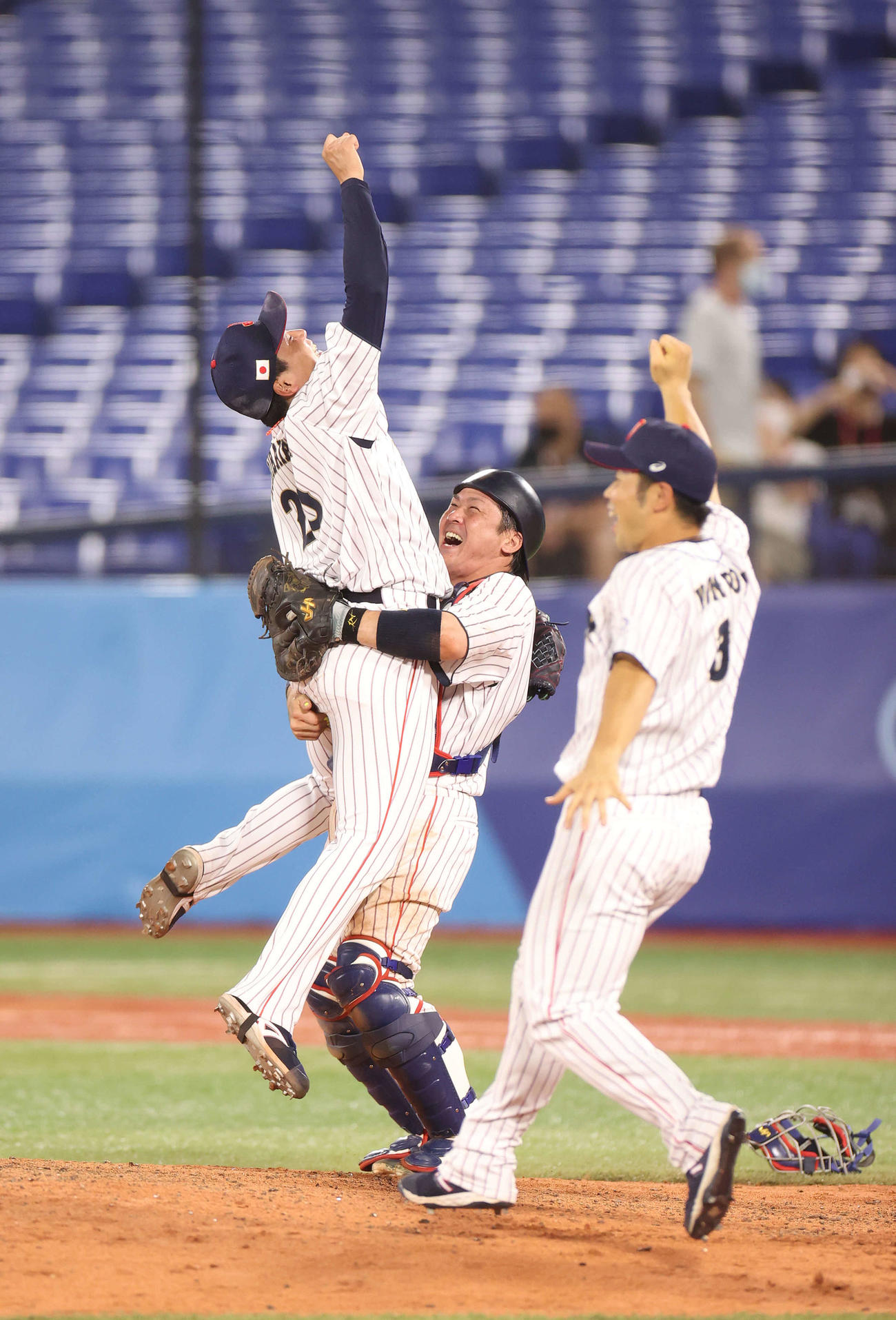 日本対米国　米国に勝利し栗林（左）を抱え上げて喜ぶ甲斐（撮影・河野匠）