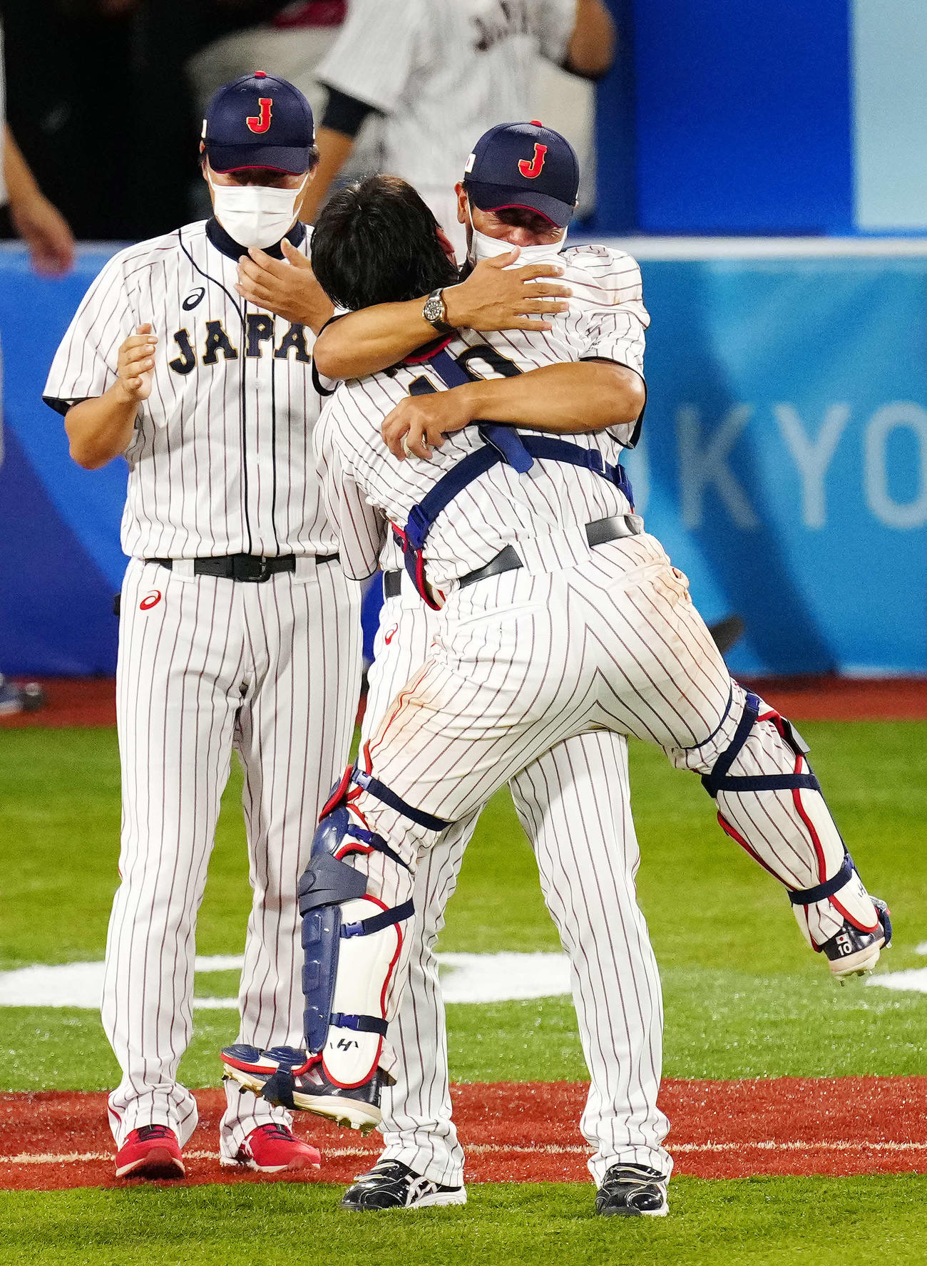 日本対米国　優勝を決め日本捕手甲斐（手前）を抱きかける稲葉監督（撮影・江口和貴）