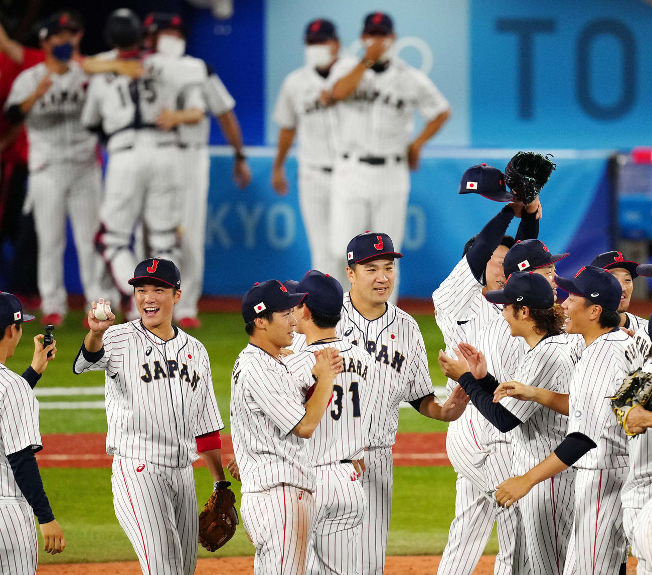 日本対米国　優勝を決め歓喜する日本の選手たち。左から2人目はウイニングボールを手にする坂本。同5人目は田中将（撮影・江口和貴）