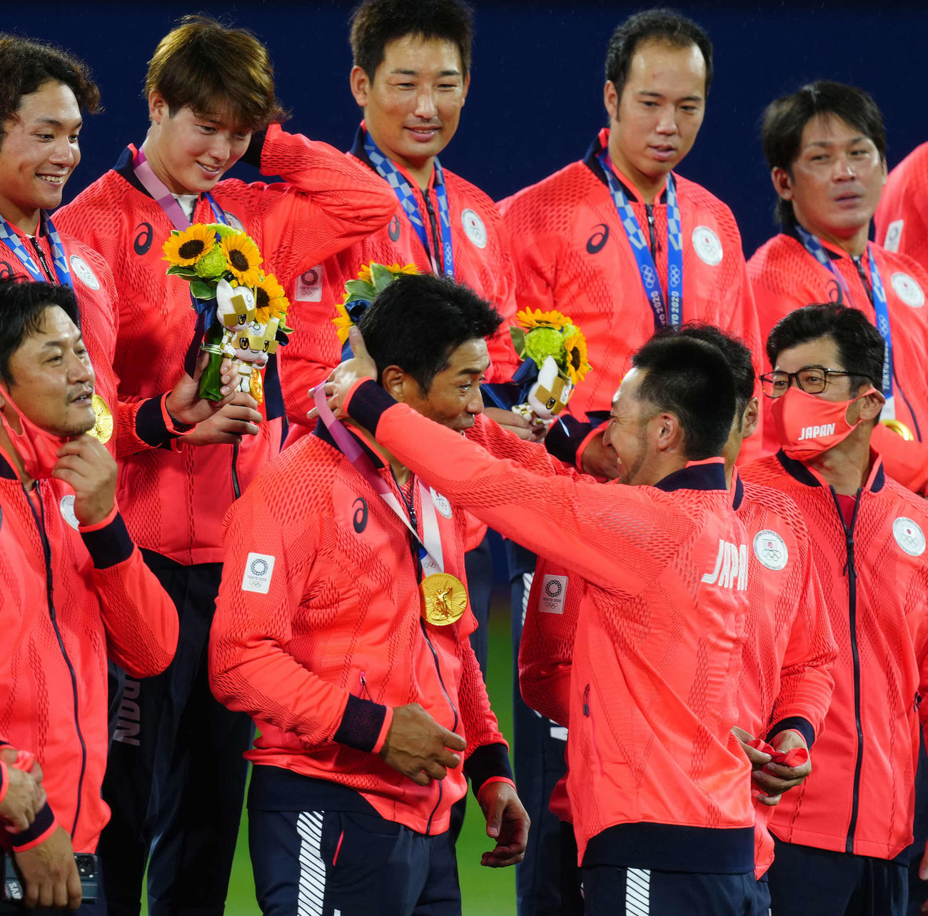 日本対米国　記念撮影の時、菊池涼（手前左から3人目）から金メダルをかけてもらう稲葉監督（撮影・江口和貴）