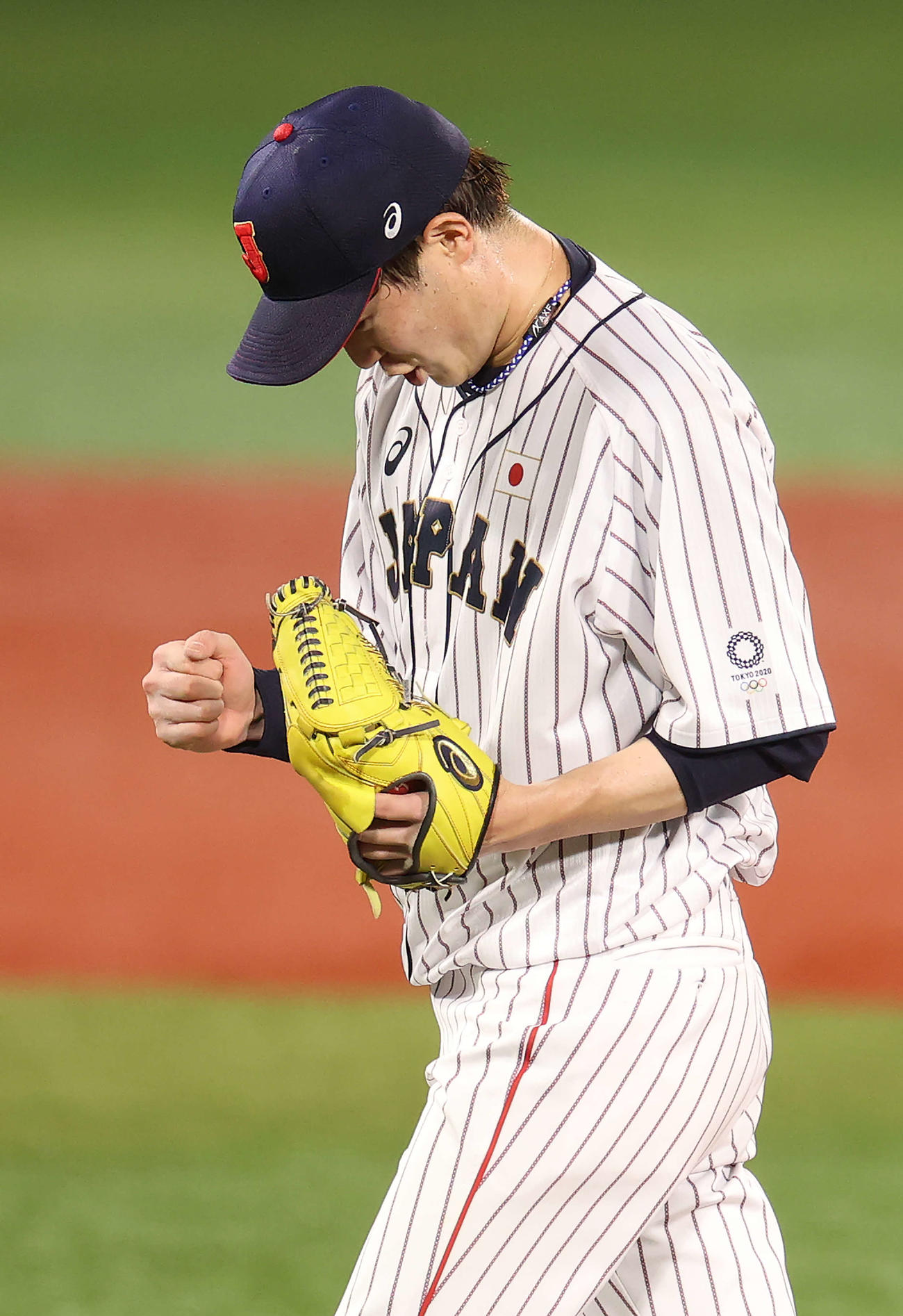 日本対米国　5回表米国2死一、二塁、アルバレスを遊ゴロに仕留め、ガッツポーズを見せる森下（撮影・河野匠）