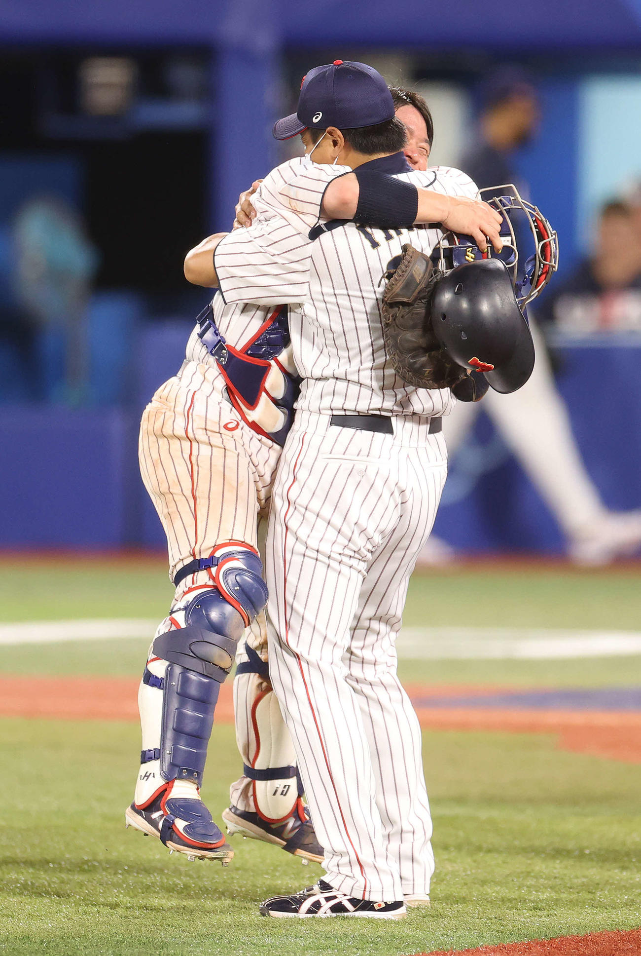 米国に勝利し甲斐（左）と抱き合う稲葉監督（撮影・河野匠）