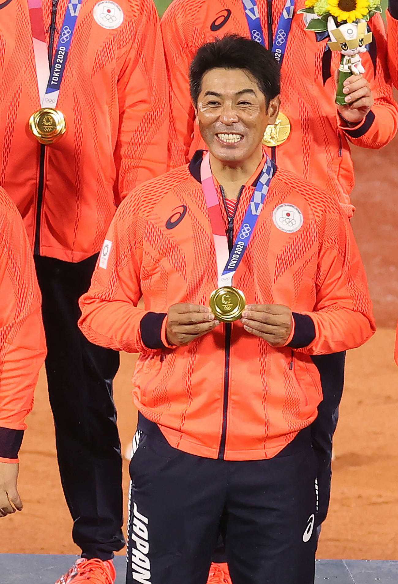 2021年8月7日、金メダルを手に笑顔を見せる稲葉監督（撮影・河野匠）