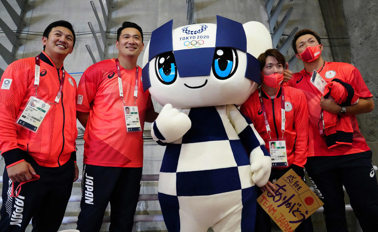 東京五輪の閉会式を前に公式マスコットの「ミライトワ」（中央）と記念撮影する、左から山崎、田中将、森下、鈴木誠（撮影・江口和貴）