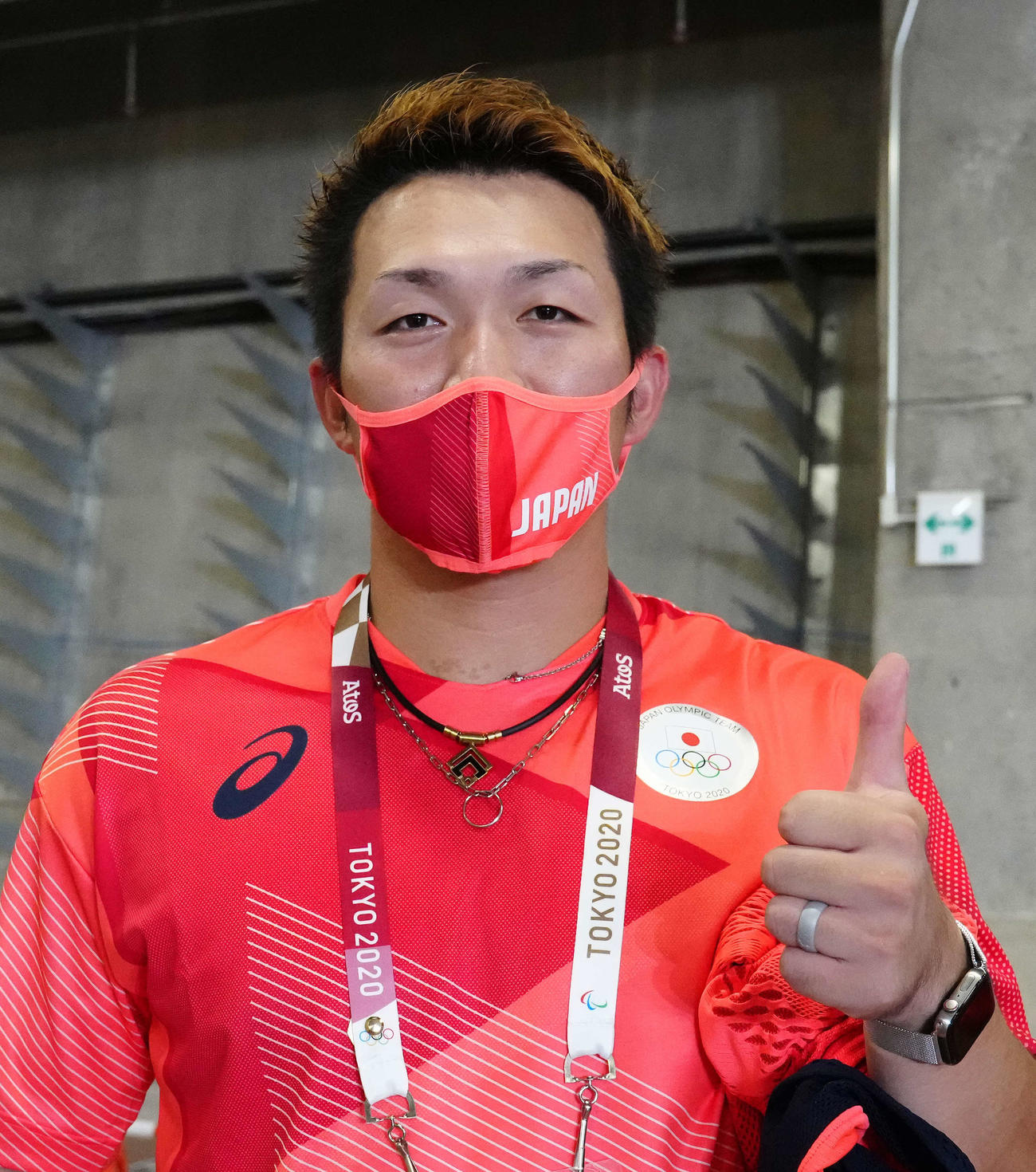東京五輪の閉会式前、サムアップポーズの鈴木誠（撮影・江口和貴）