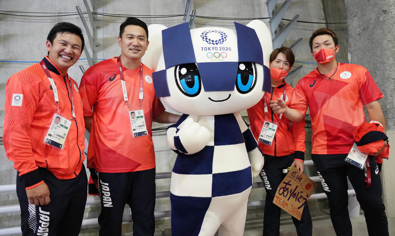 東京五輪閉会式を前に公式マスコットのミライトワと記念写真に納まる、左から山崎、田中将、森下、鈴木誠（撮影・菅敏）