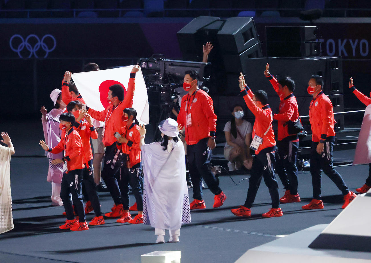 閉会式で入場する田中将大（中央）ら日本選手団（撮影・パオロ　ヌッチ）
