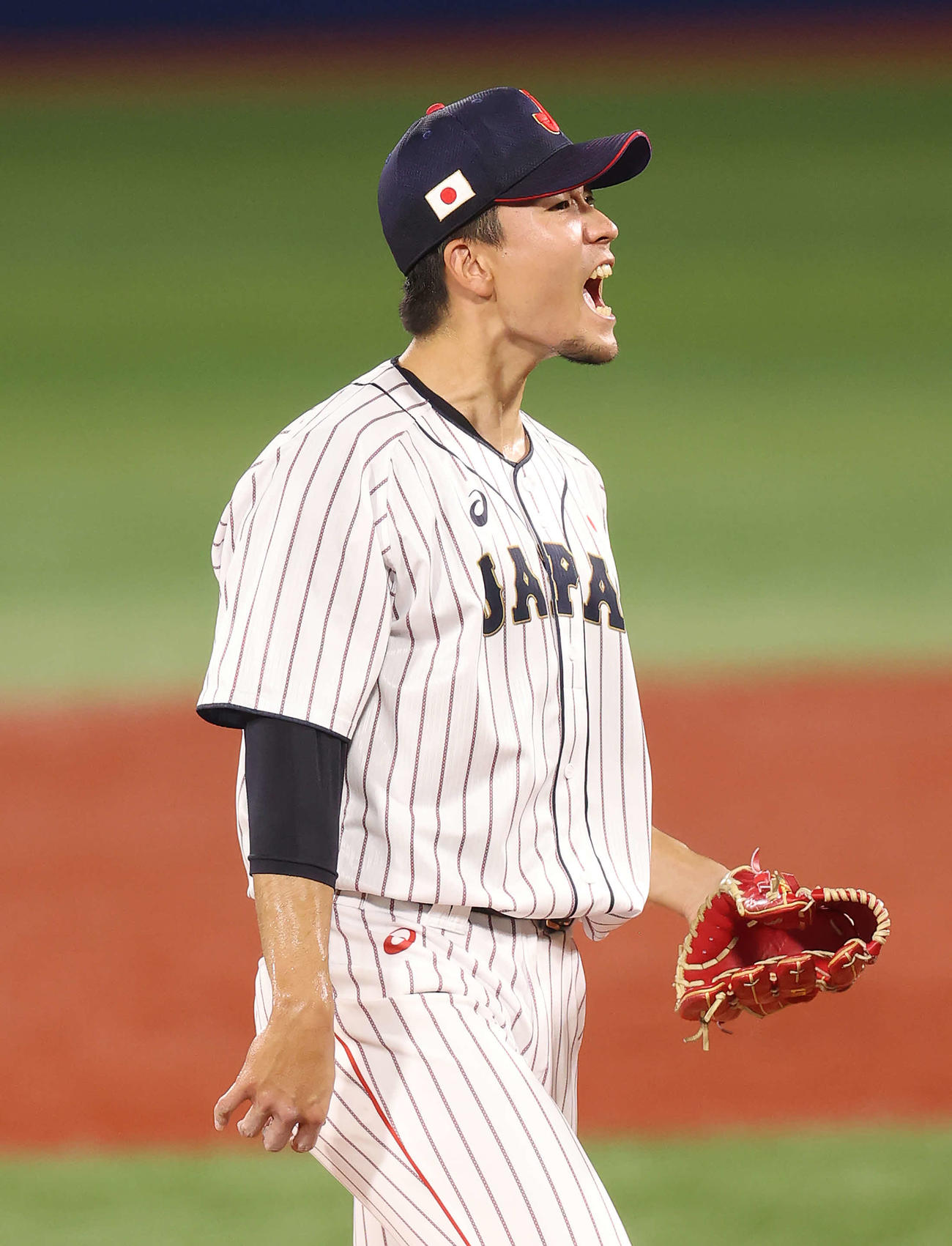 日本対米国　6回表米国2死一、二塁、ウエストブルックを捕邪飛に仕留め雄たけびを上げる千賀（撮影・河野匠）