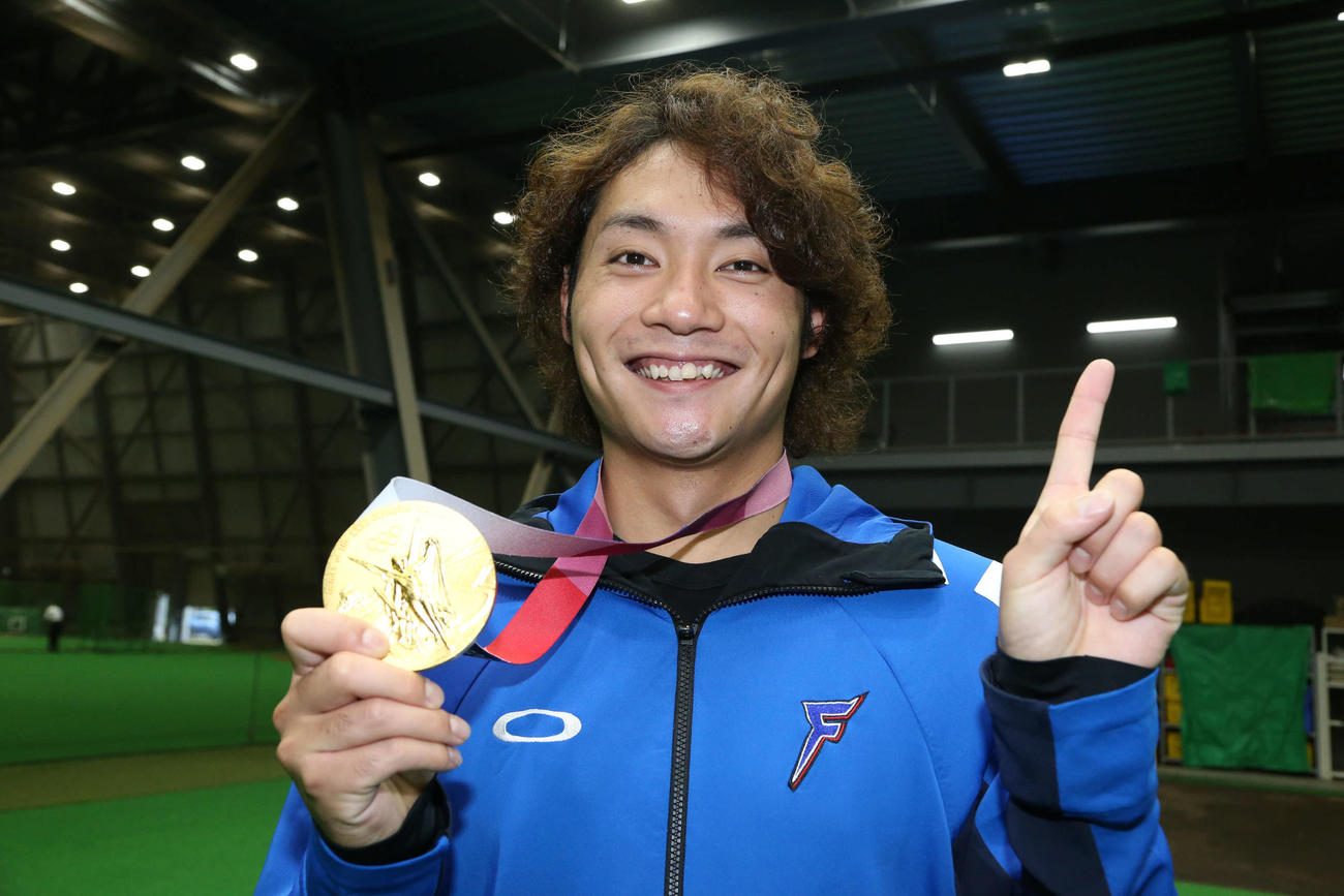 駒大苫小牧仕込み!?のナンバーワンポーズで金メダルを披露する日本ハム伊藤（2021年8月10日）