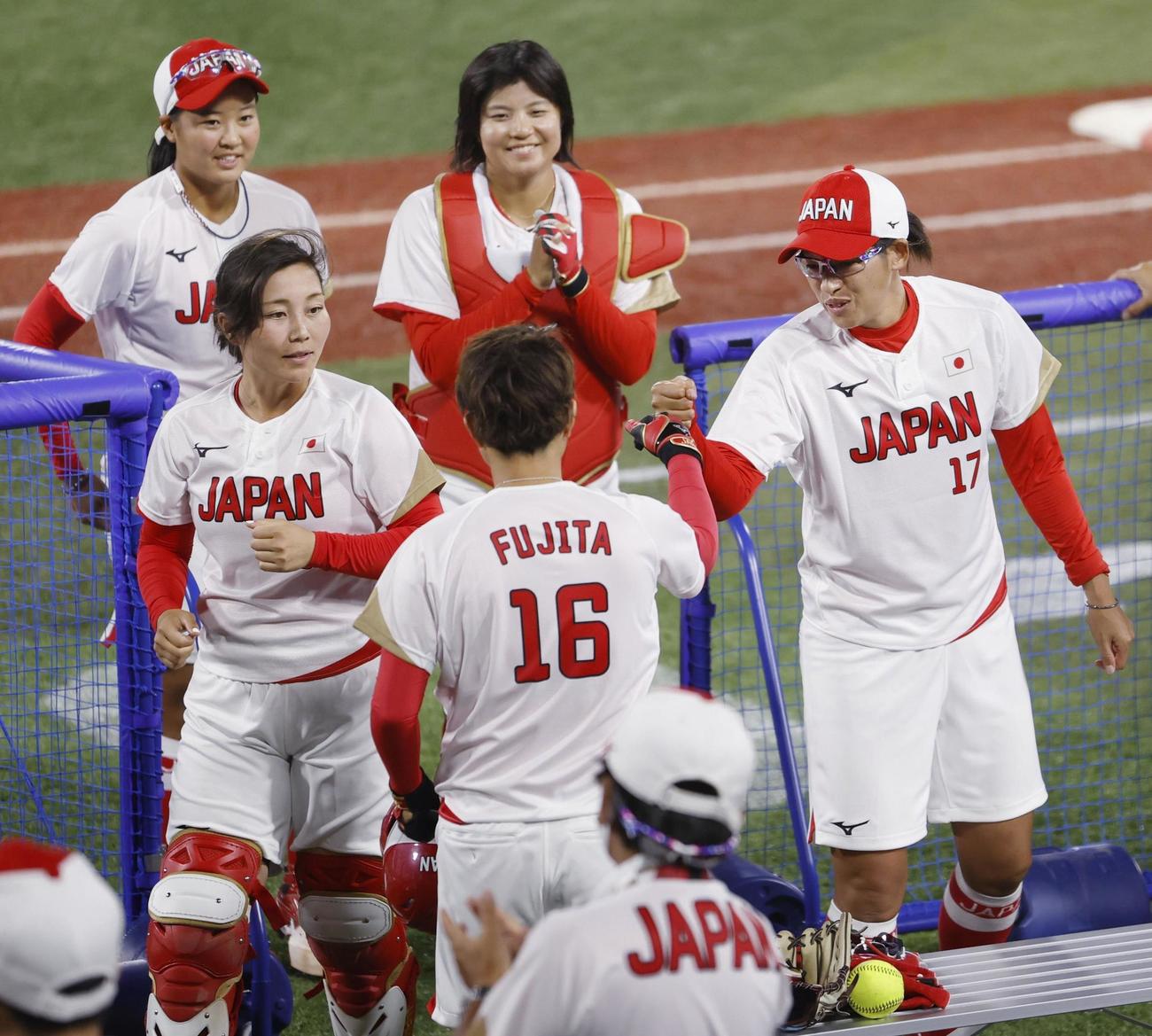 7月24日のイタリア戦、藤田を出迎える上野（右）