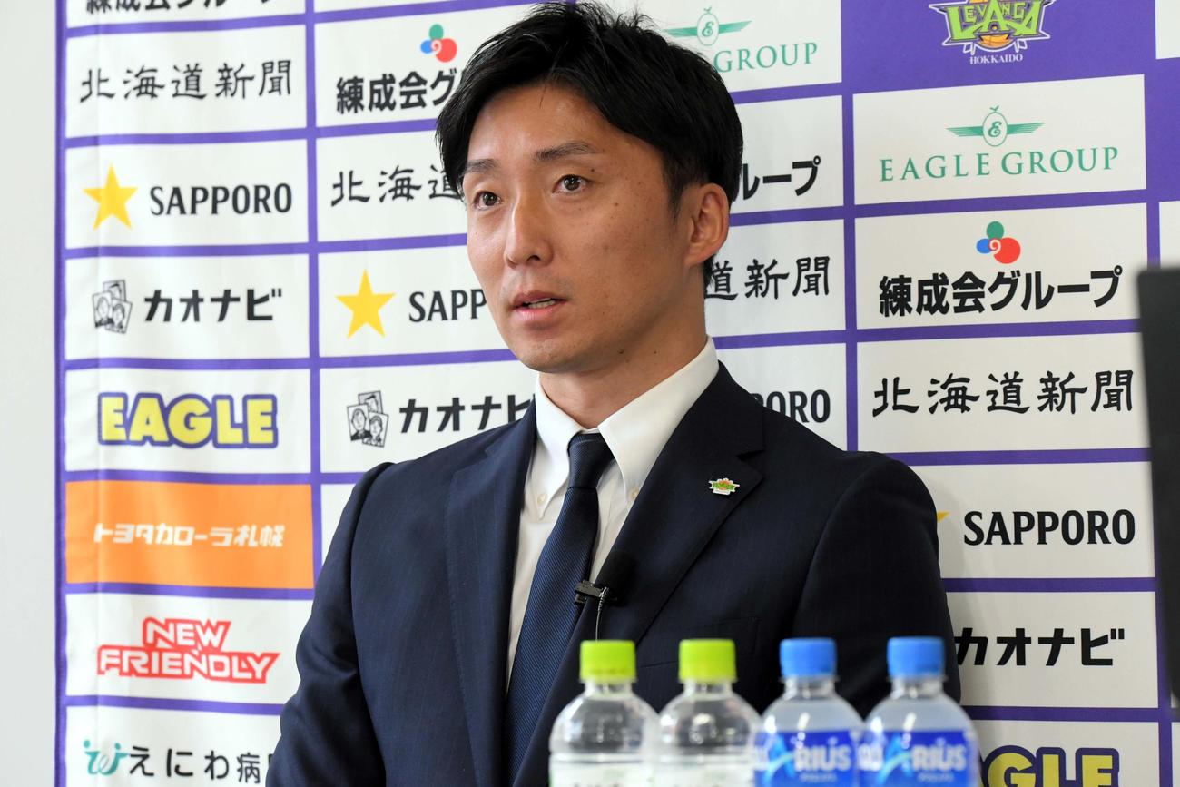 オンラインでの就任会見に臨んだレバンガ北海道の宮永監督（クラブ提供）