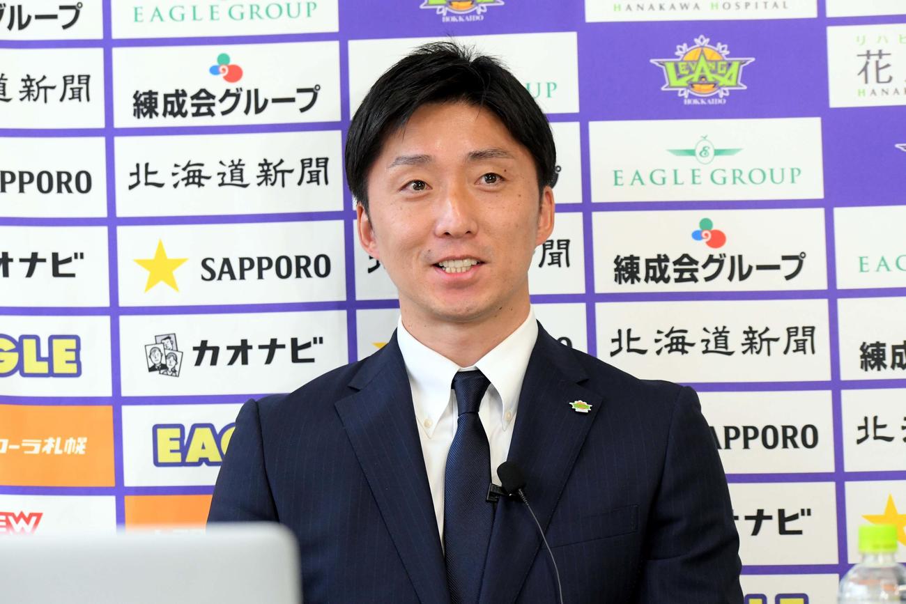 オンラインでの就任会見に臨んだレバンガ北海道の宮永監督（クラブ提供）