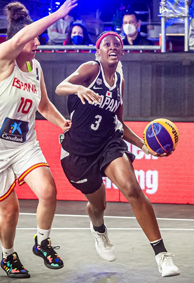 3位決定戦のスペイン戦で攻める日本女子の馬瓜ス。勝利し東京五輪の出場権を獲得した（国際バスケットボール連盟提供・共同）