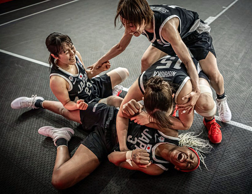 3位決定戦でスペインに勝利し、東京五輪の出場権を獲得し喜びを爆発させる日本女子の（右上から時計回りに）篠崎、西岡、馬瓜ス、山本（国際バスケットボール連盟提供・共同）