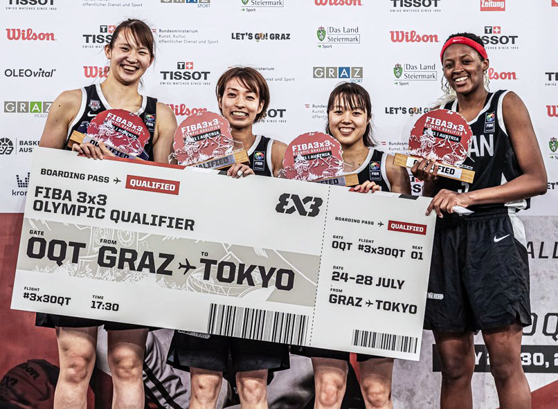 バスケットボール3人制の五輪予選で、東京五輪の出場権を獲得した日本女子の（左から）西岡、篠崎、山本、馬瓜ス（国際バスケットボール連盟提供・共同）