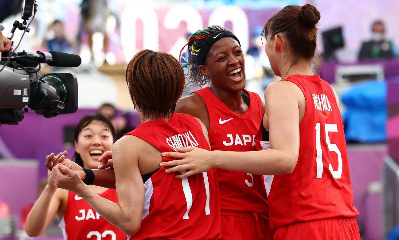 米国を破り喜ぶ３人制バスケ日本女子代表（ロイター）