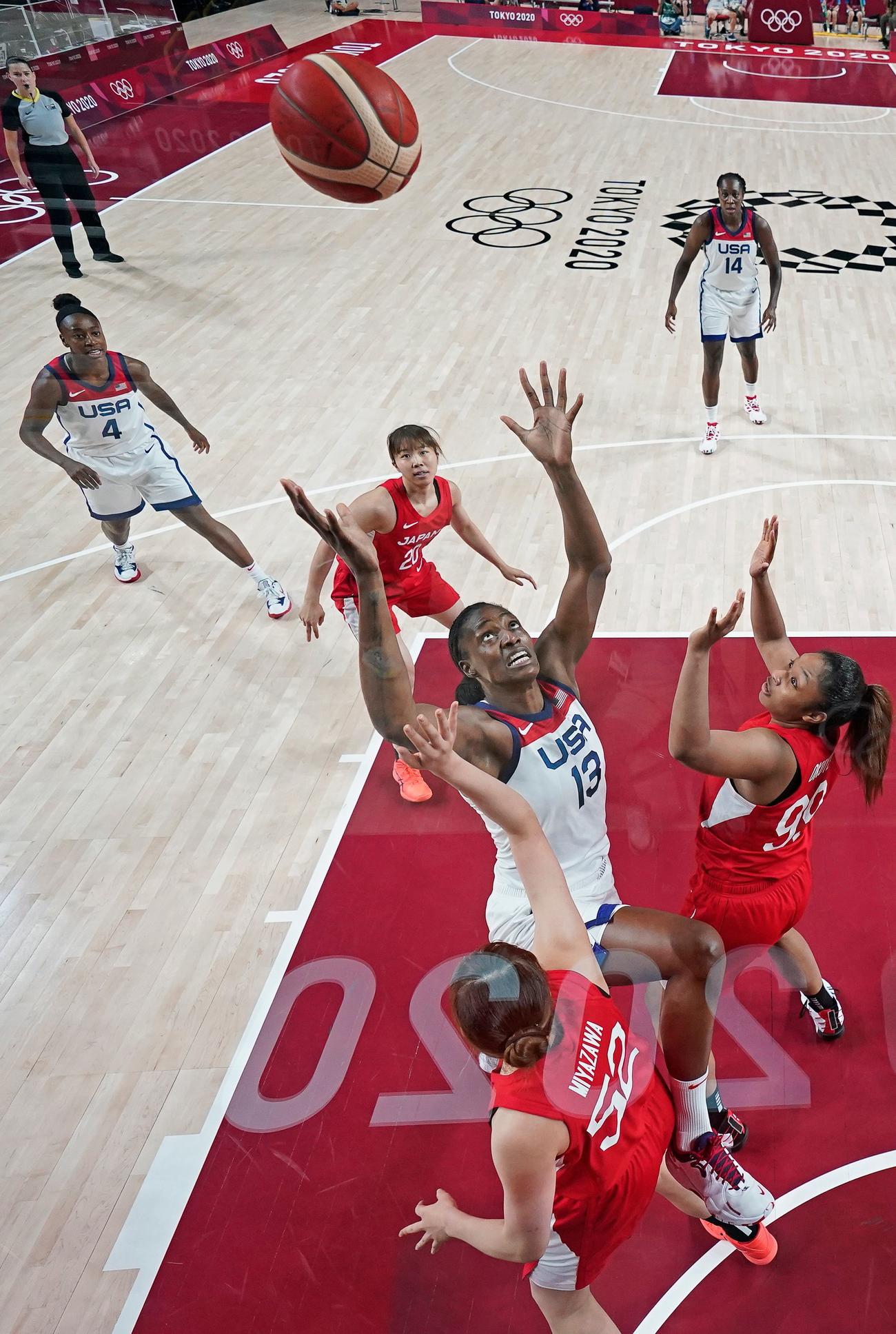 リバウンドを争うオコエら（ロイター）