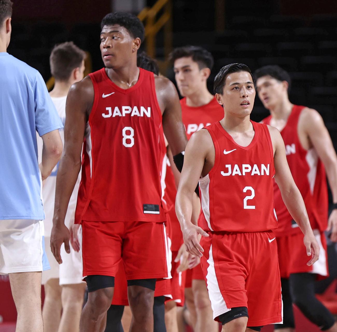 アルゼンチンに敗れ、さえない表情を見せる八村（8）と富樫（2）。日本は1次リーグ敗退が決まった（共同）