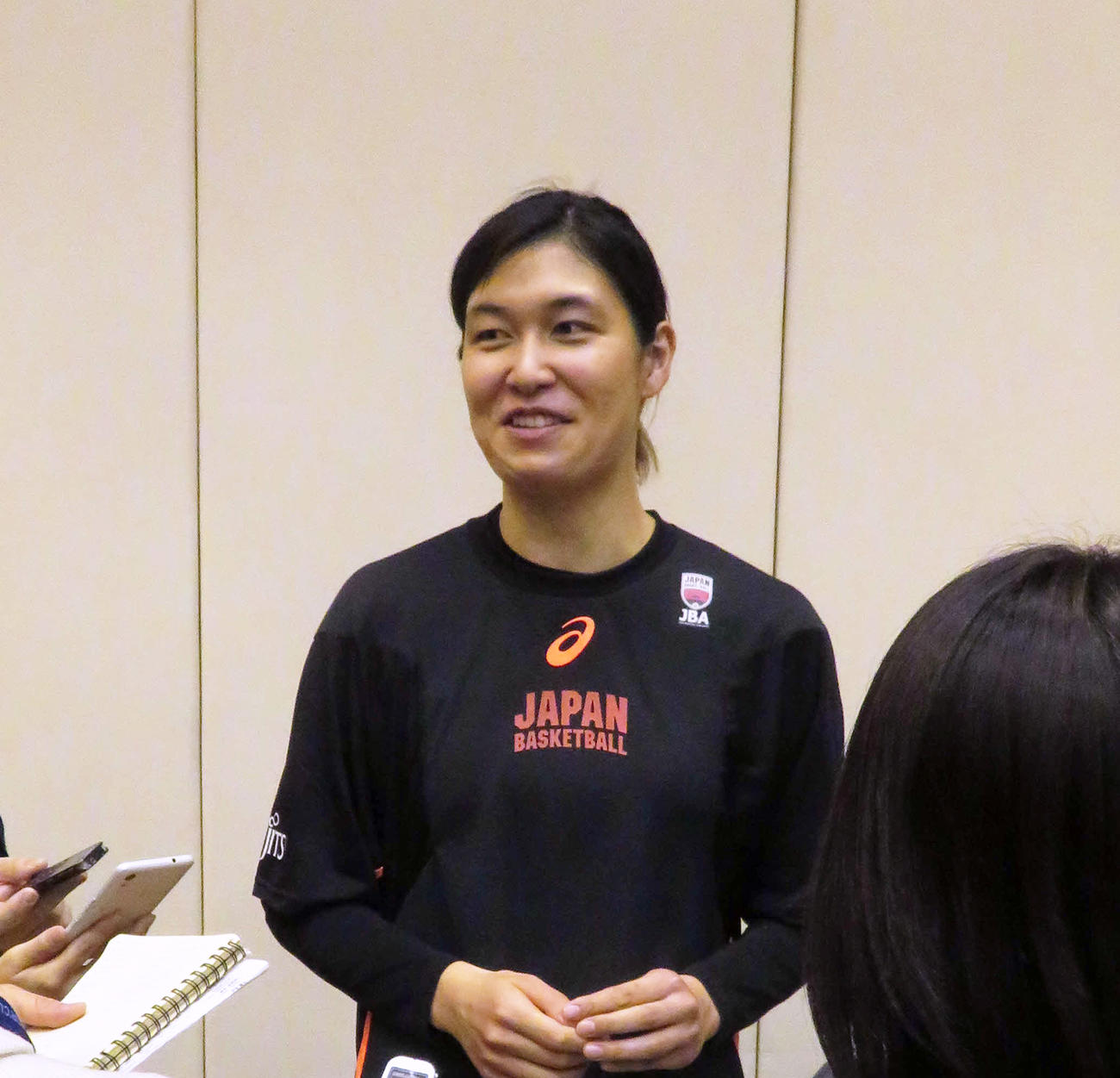 20年1月、バスケットボール女子代表合宿の練習後に取材に応じる大崎佑圭さん