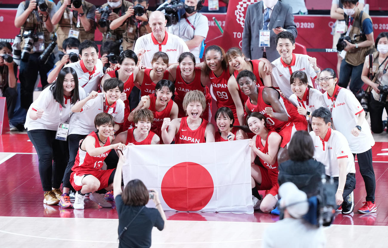 米国に敗れるも銀メダルを獲得し笑顔で記念写真に納まる日本代表の選手ら