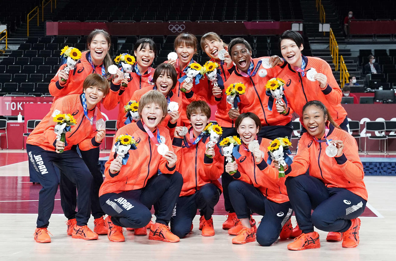 銀メダルを手に笑顔のバスケットボール女子日本代表。前列左から町田、高田、林、宮崎、オコエ、後列左から長岡、本橋、三好、東藤、宮沢、馬瓜、赤穂ひ（撮影・鈴木みどり）